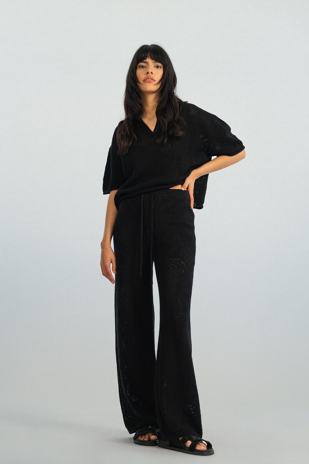 Hose Clea in Schwarz von vorne by VIVAL.STUDIO