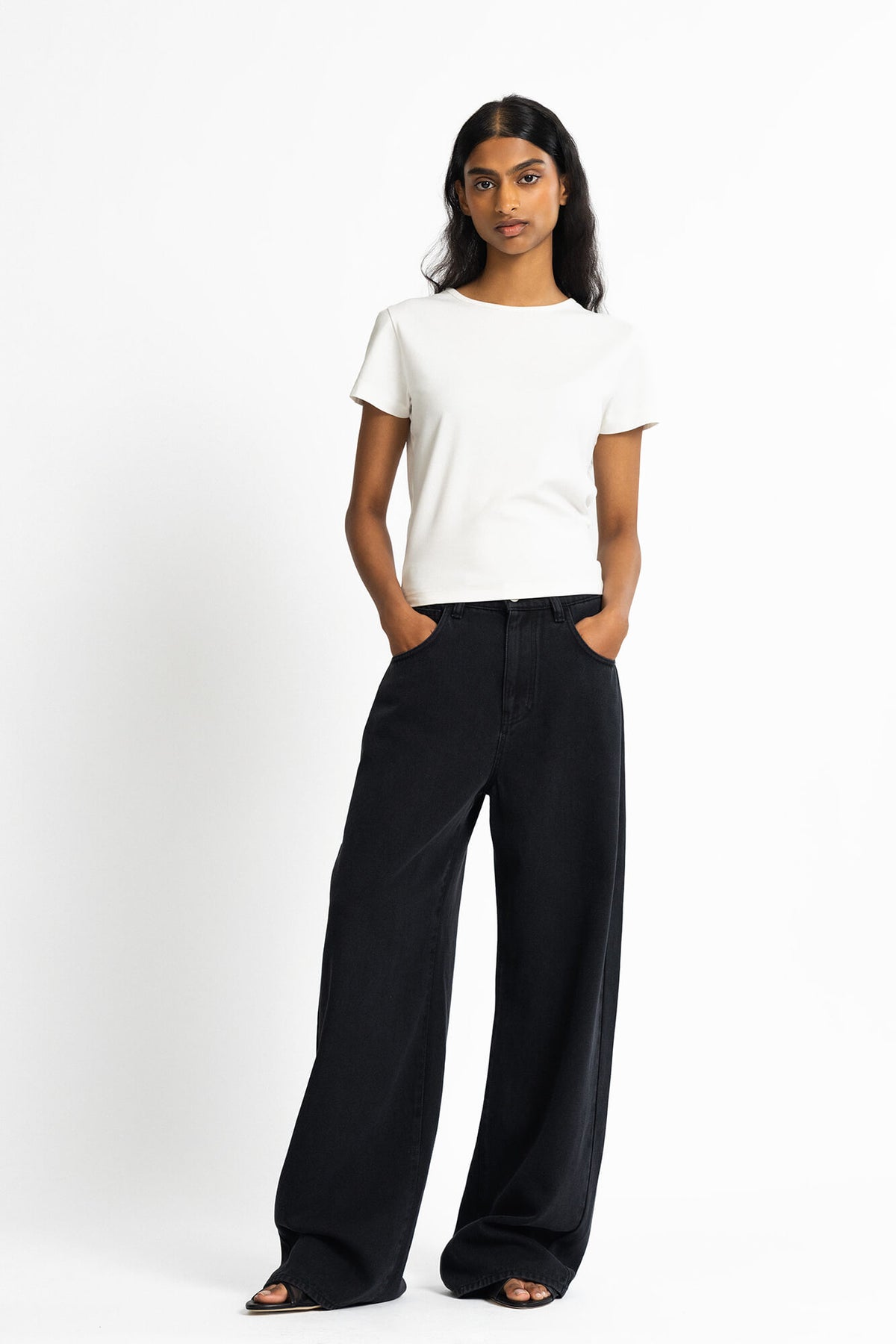 Hose Jale in Schwarz von vorne by VIVAL.STUDIO