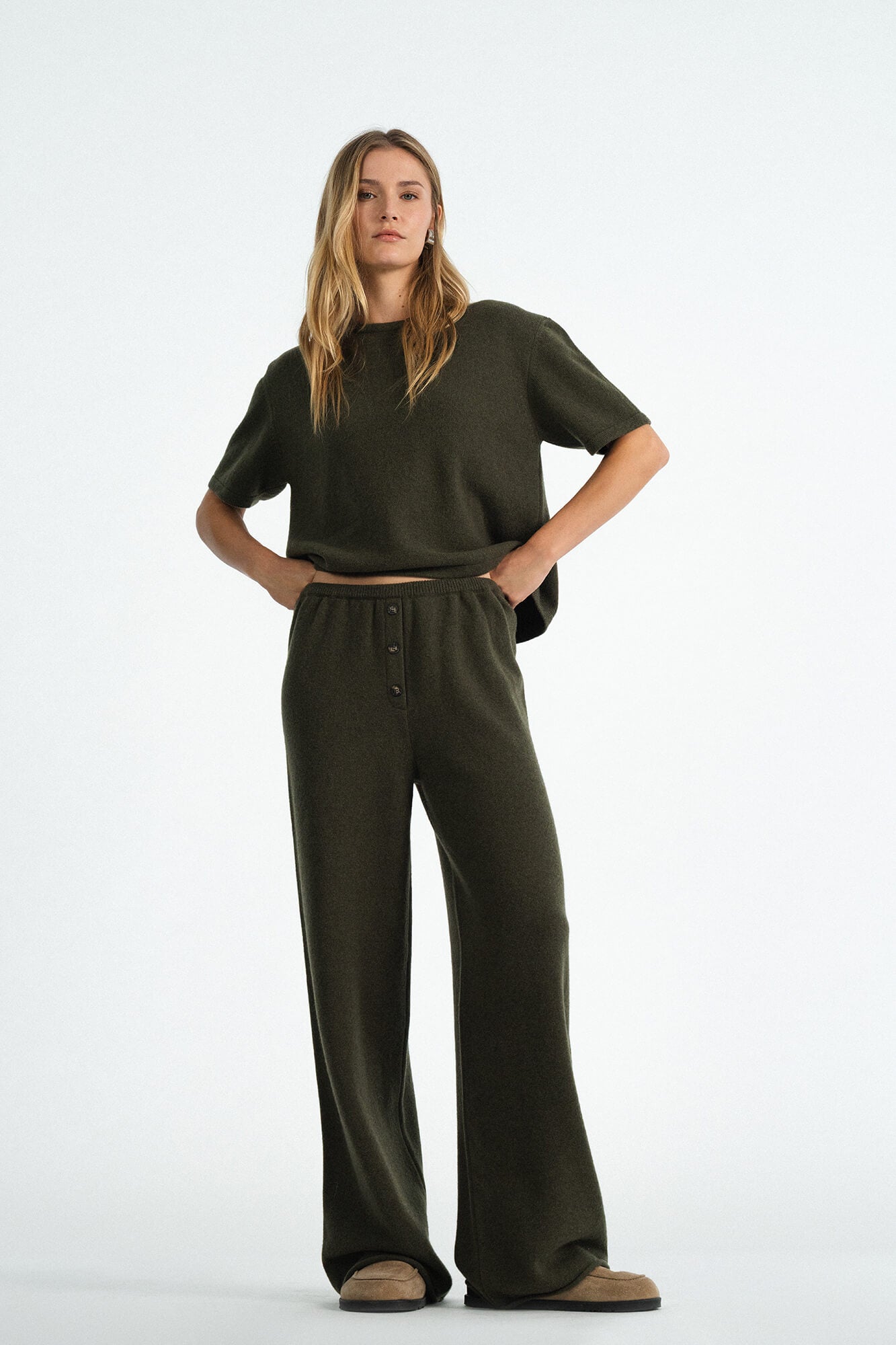 Hose Lindsay in Oliv von vorne by VIVAL.STUDIO