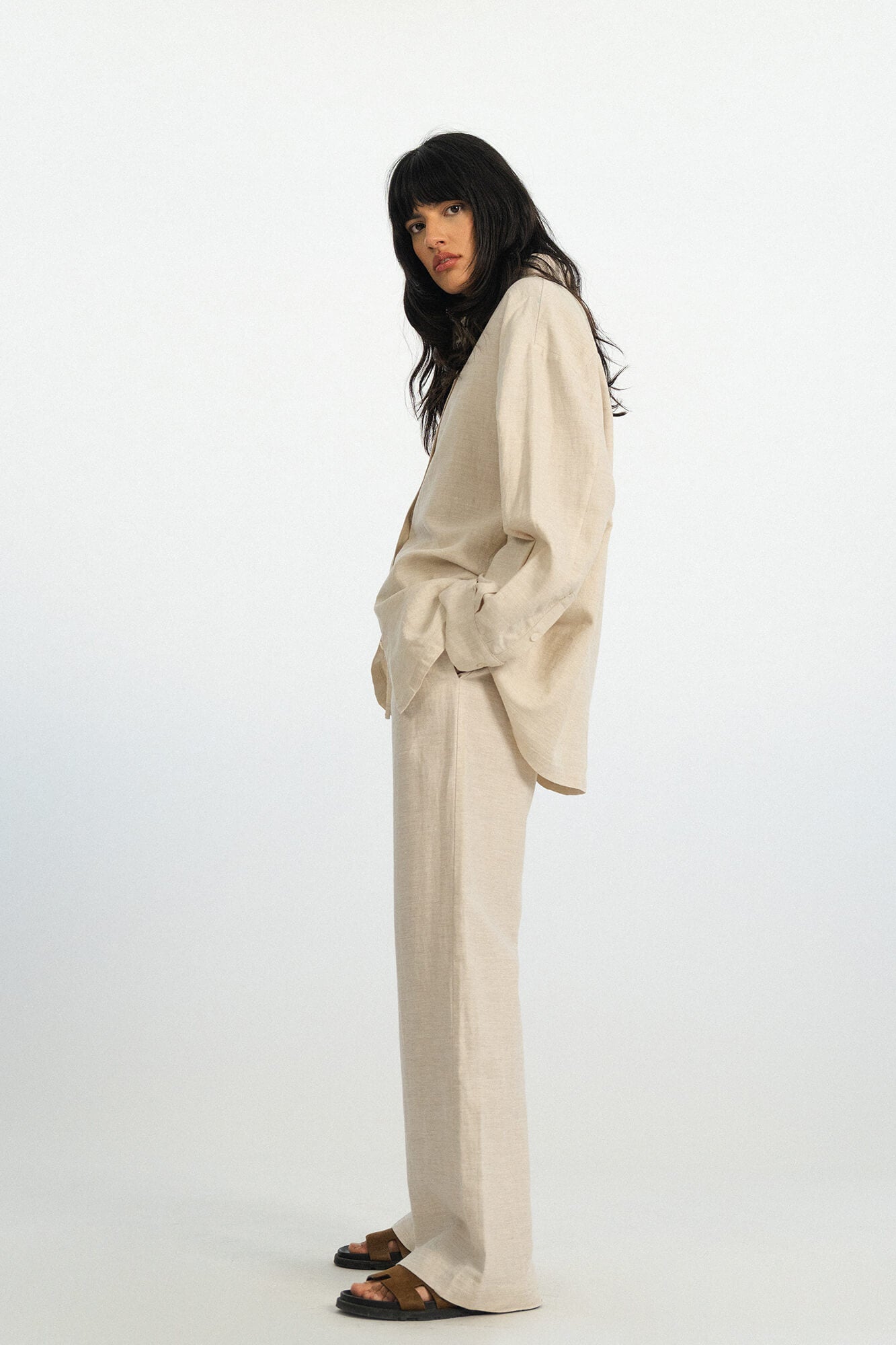 Hose Linn in Oatmeal seitlich by VIVAL.STUDIO