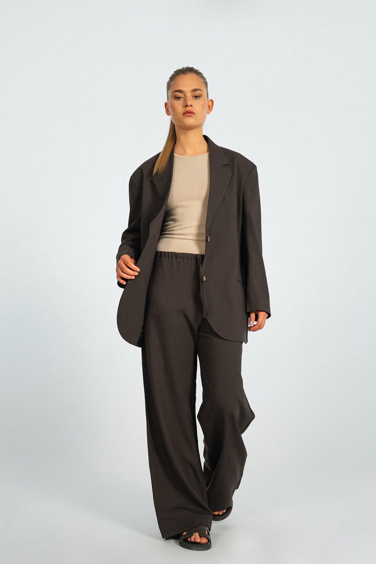 Hose Liv in Dunkelbraun von vorne by VIVAL.STUDIO
