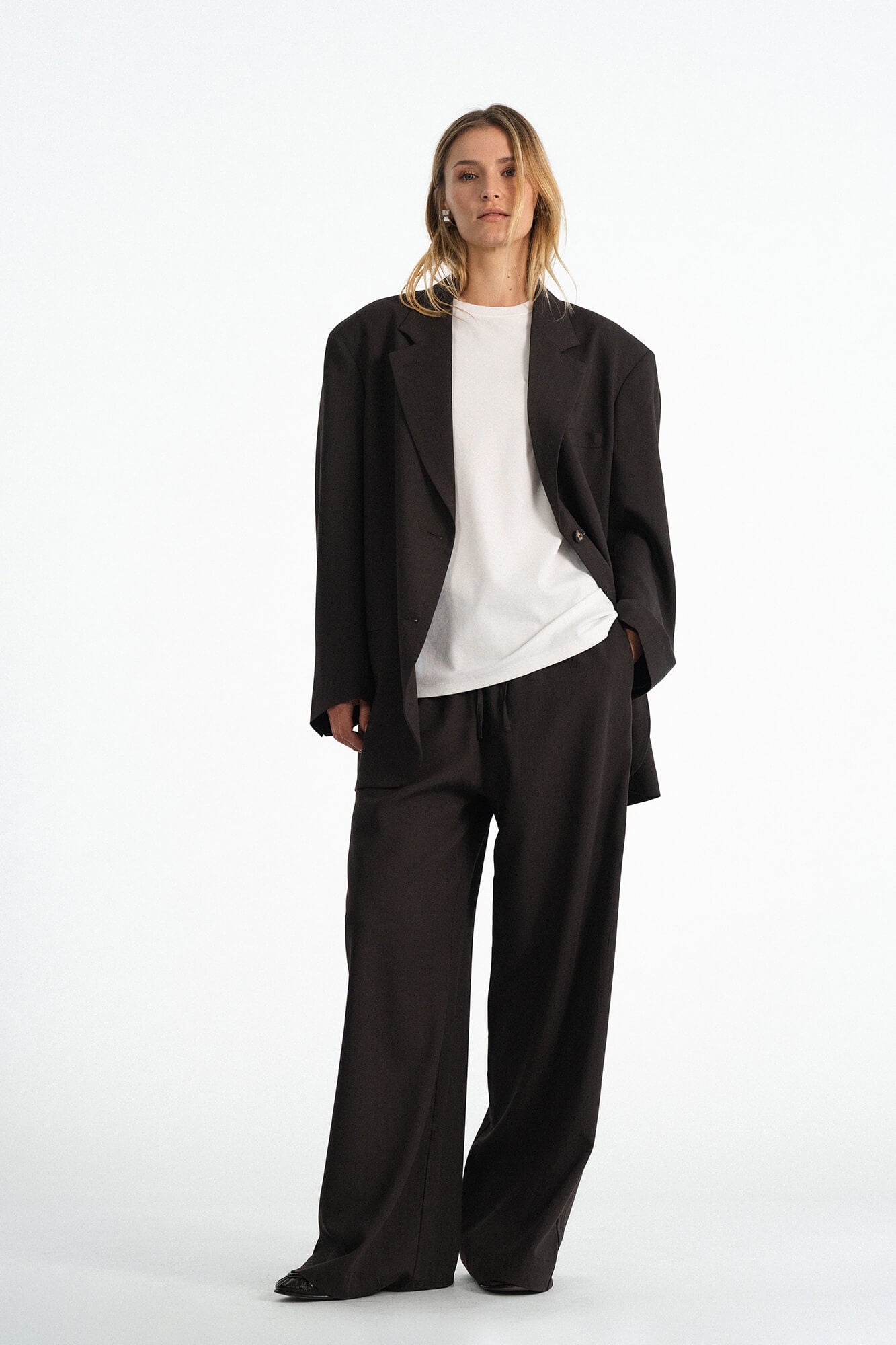 Hose Liv in Dunkelbraun von vorne by VIVAL.STUDIO