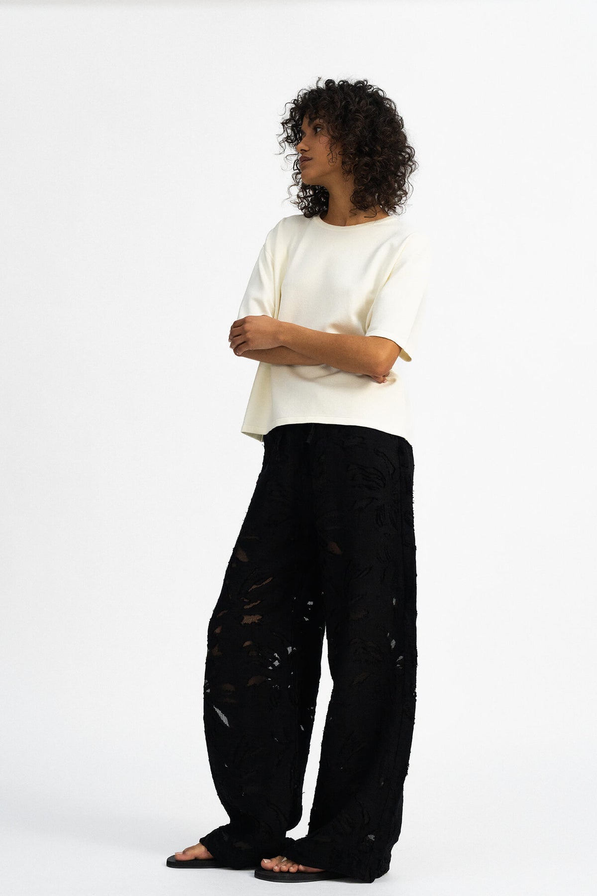 Hose Liv in Schwarz von vorne by VIVAL.STUDIO