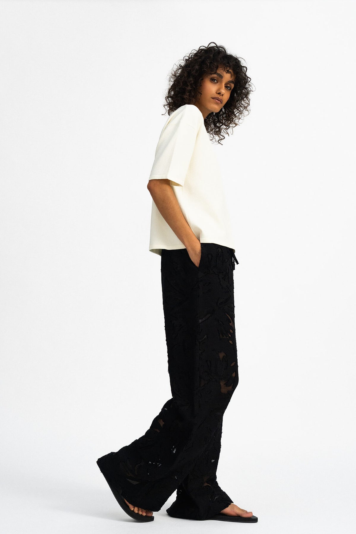 Hose Liv in Schwarz von der Seite by VIVAL.STUDIO