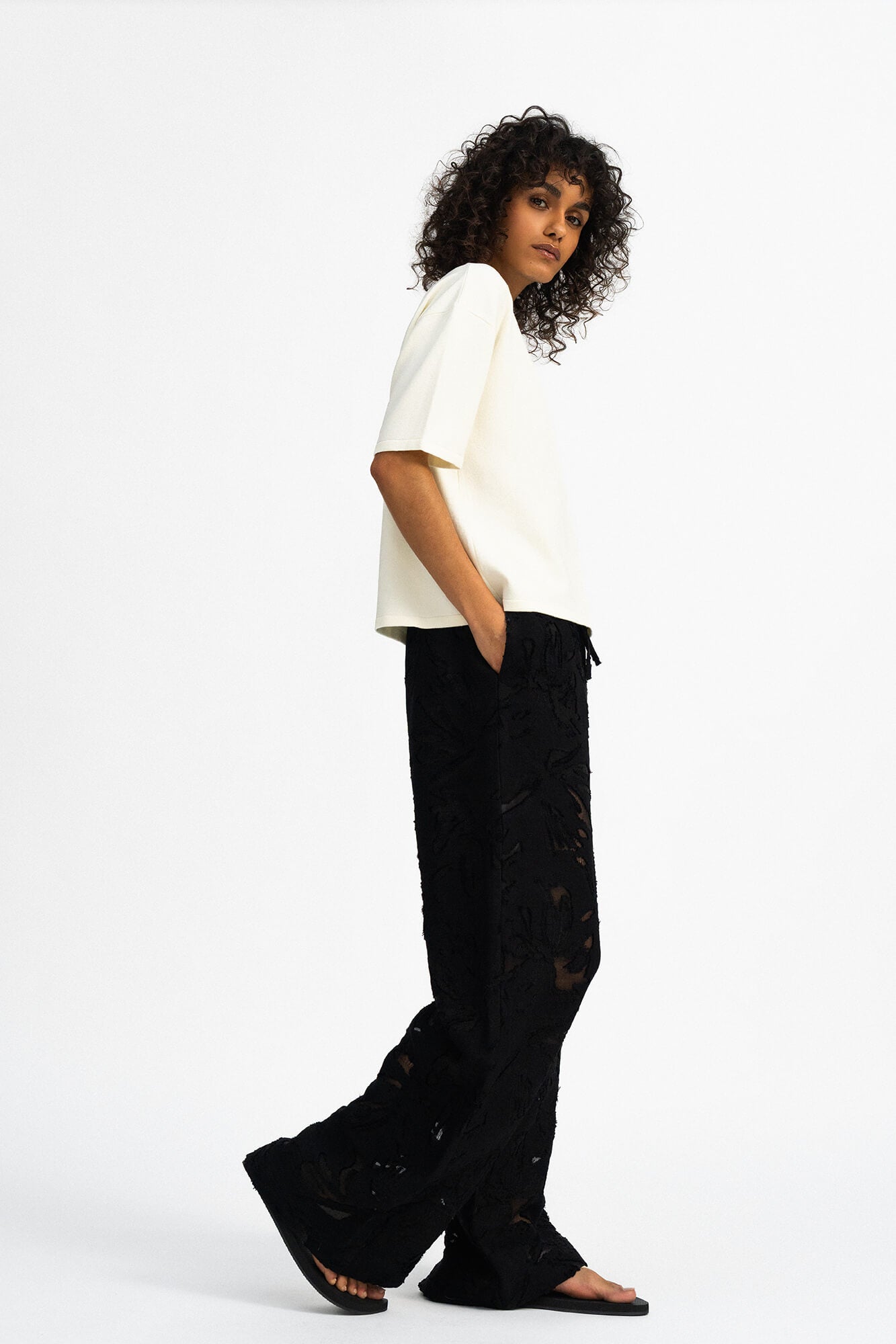 Hose Liv in Schwarz von der Seite by VIVAL.STUDIO