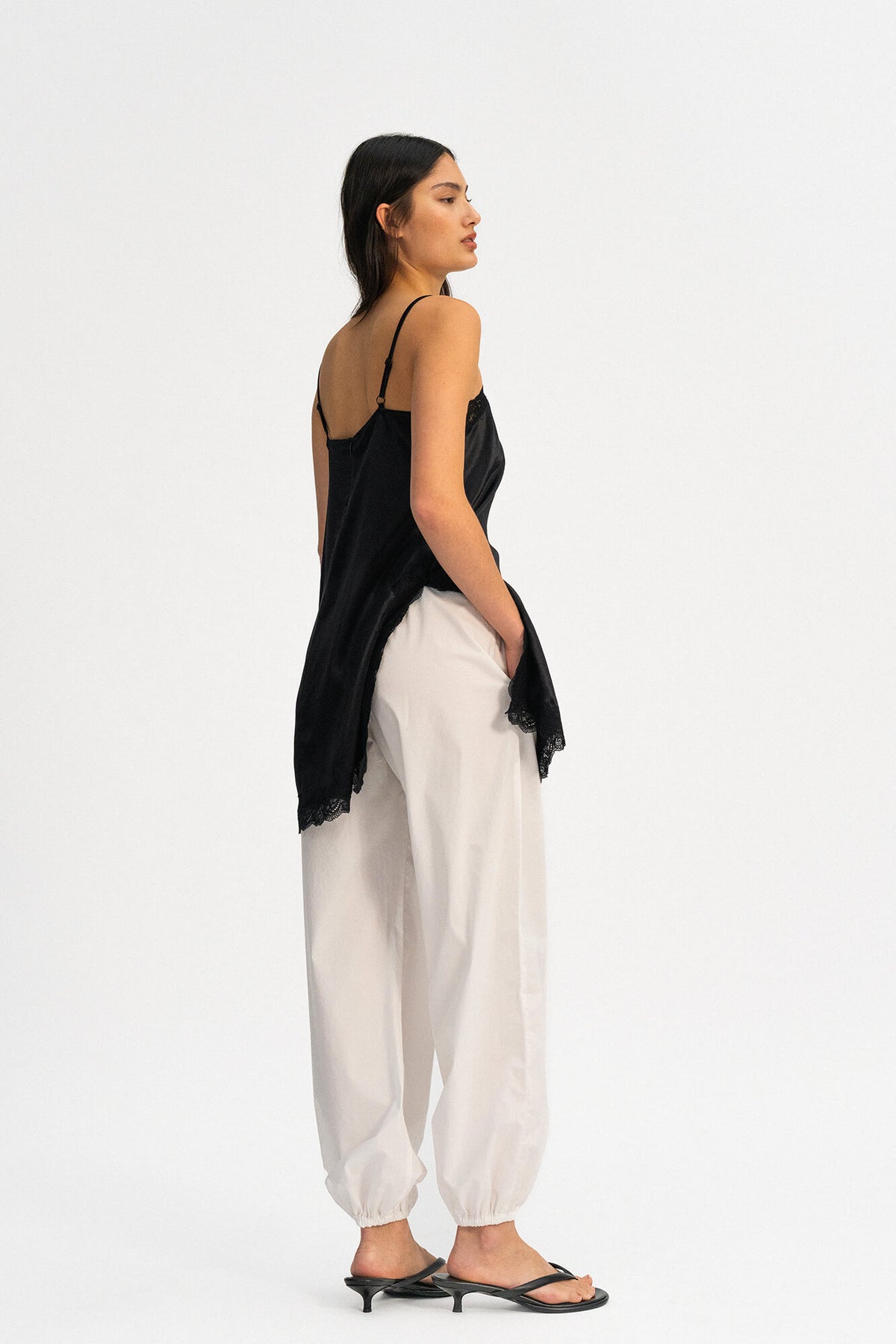 Hose Nale in Offwhite von hinten by VIVAL.STUDIO