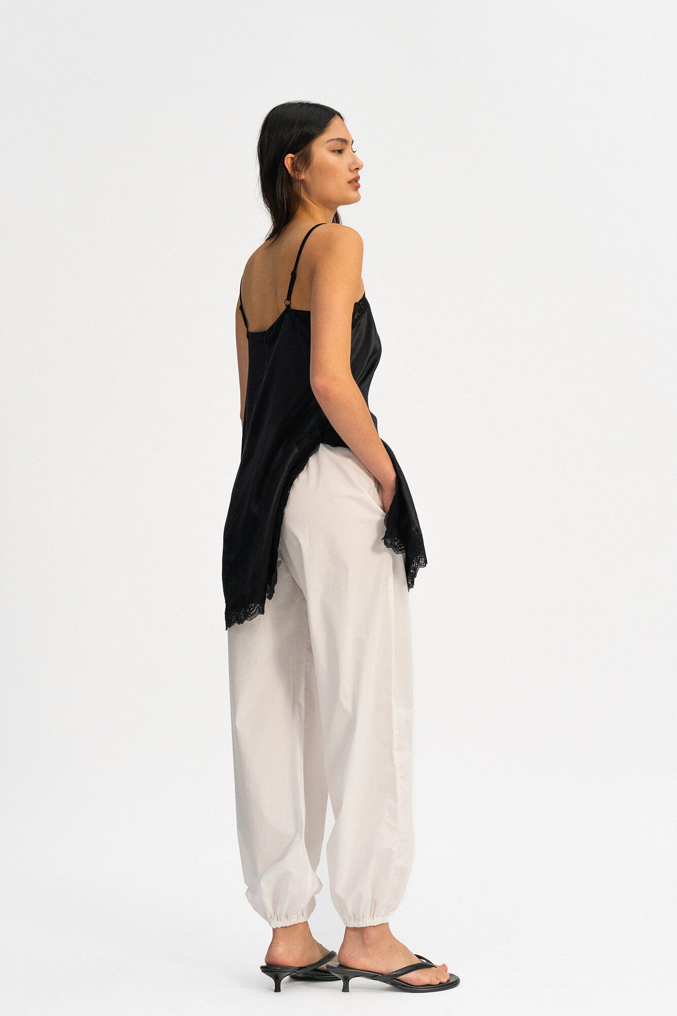 Hose Nale in Offwhite von hinten by VIVAL.STUDIO