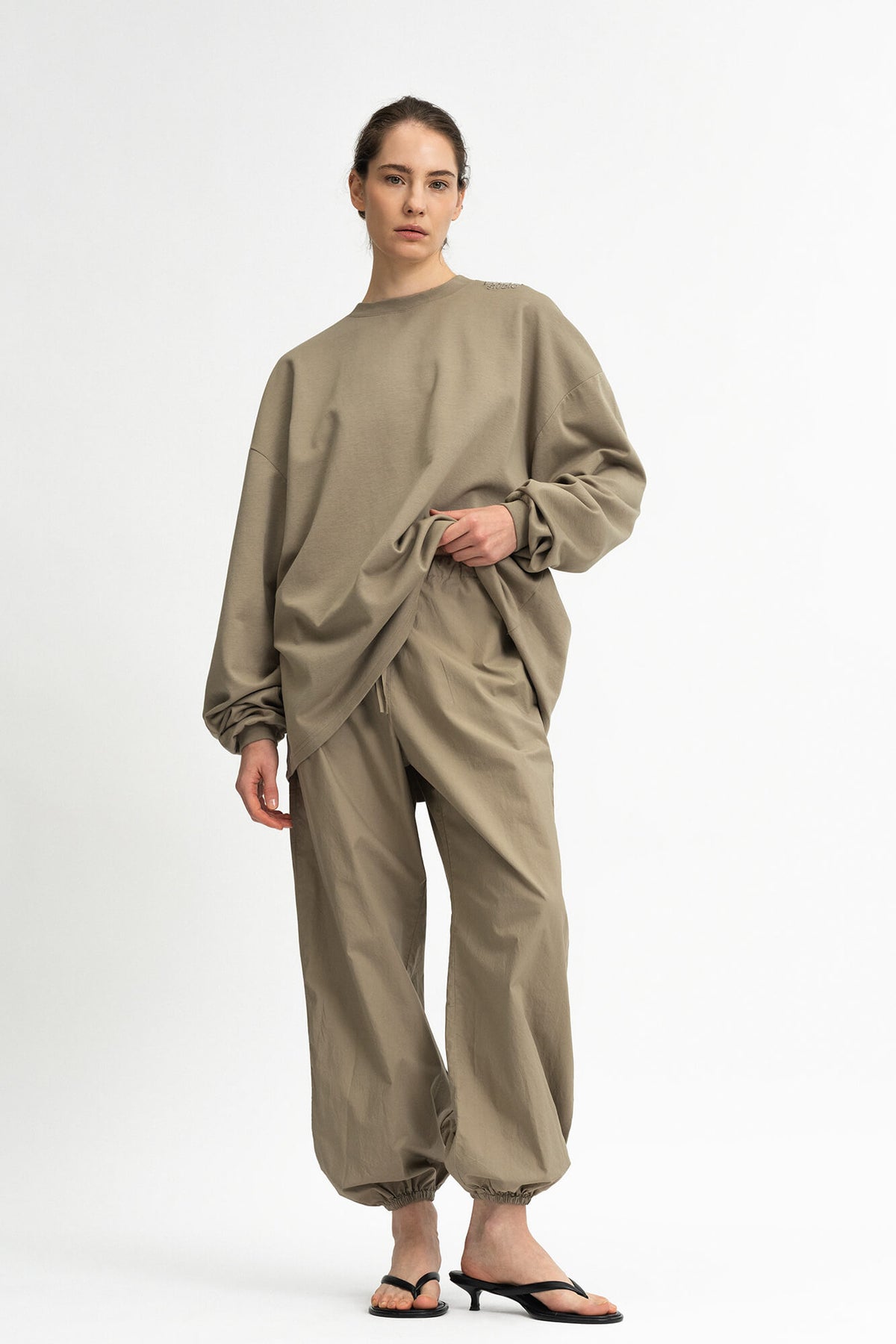 Hose Nala in Sandstone von vorne by VIVAL.STUDIO