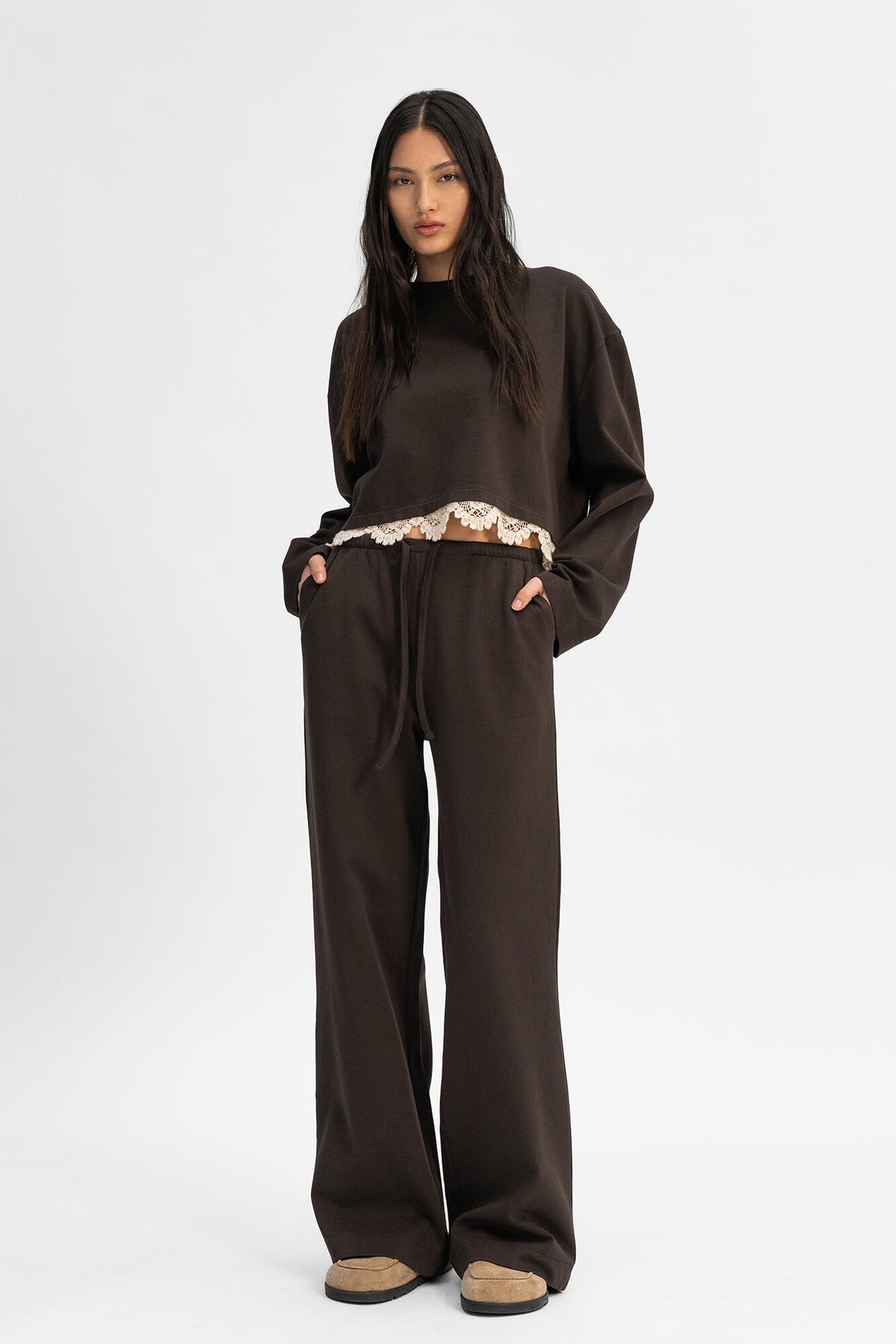 Hose New Sue in Dunkelbraun von vorne by VIVAL.STUDIO