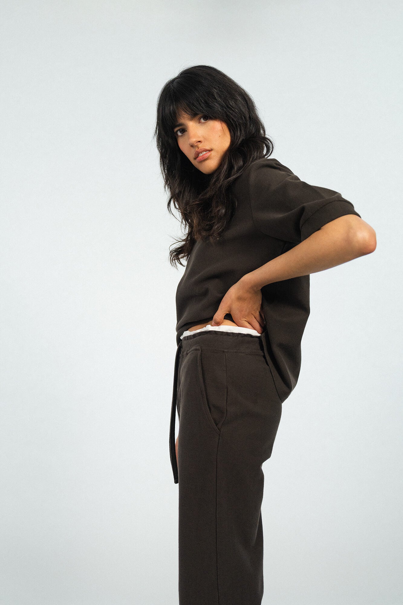 Hose Pat in Dunkelbraun seitlich by VIVAL.STUDIO