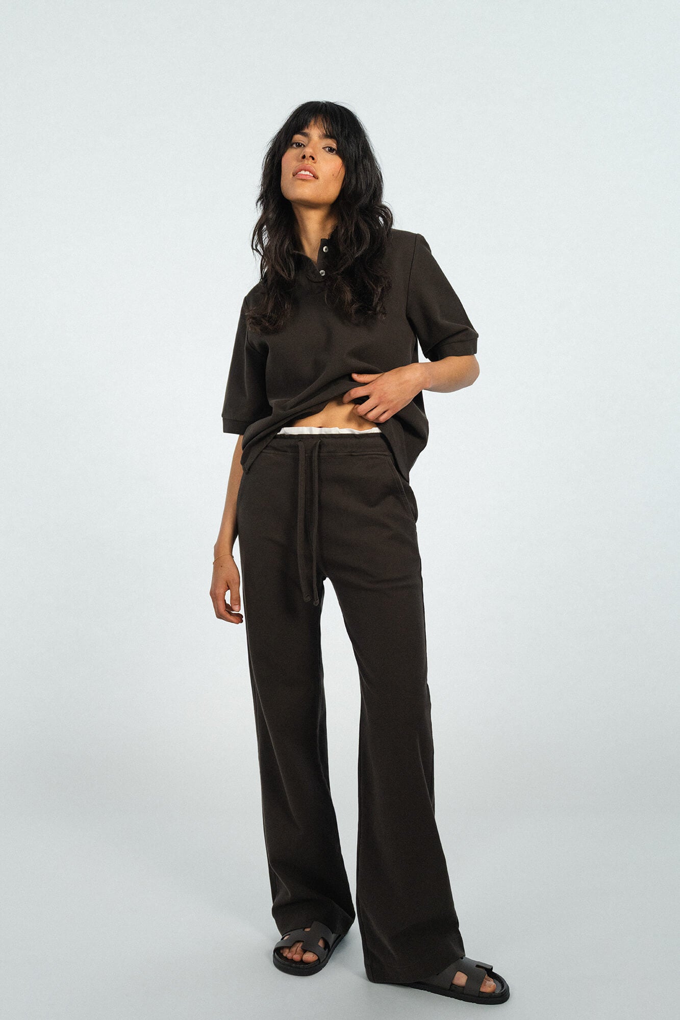 Hose Pat in Dunkelbraun von vorne by VIVAL.STUDIO