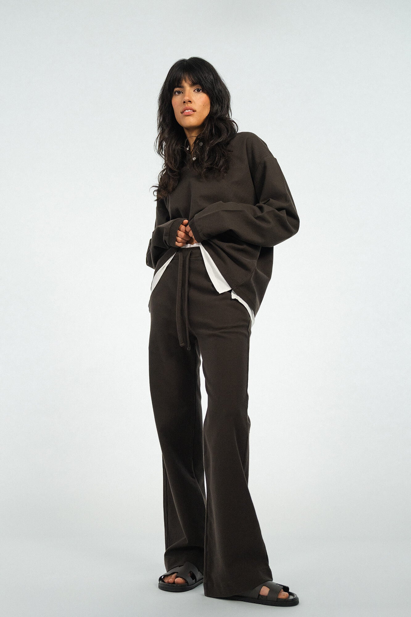 Hose Pat in Dunkelbraun von vorne by VIVAL.STUDIO