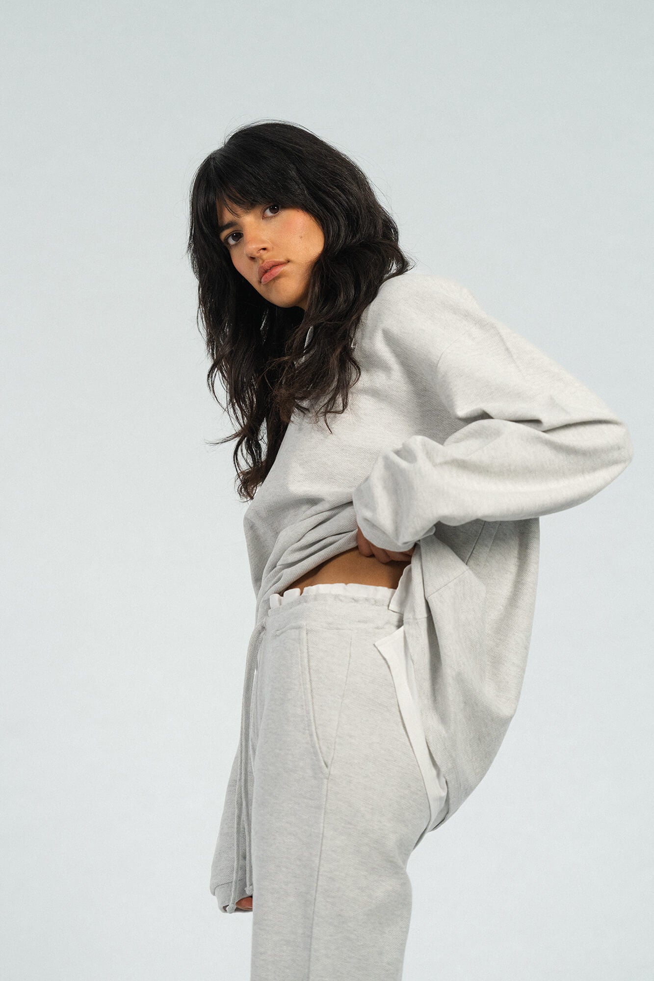 Hose Pat in Hellgrau Melange seitlich by VIVAL.STUDIO