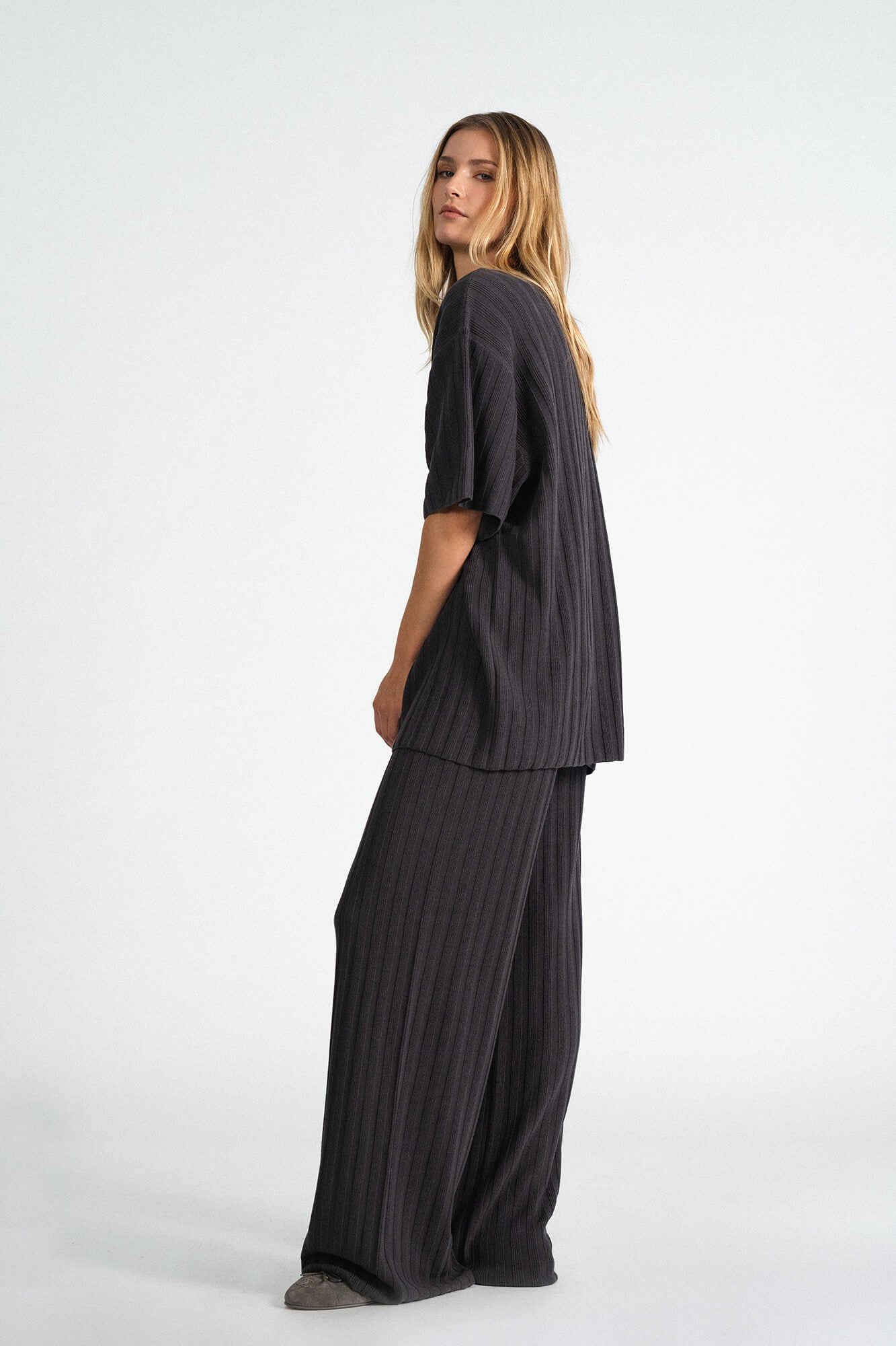 Hose Romy in Asphalt von der Seite by VIVAL.STUDIO