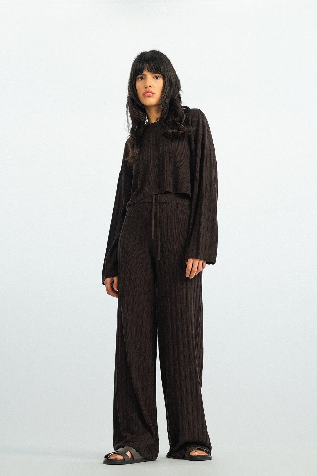 Hose Romy in Dunkelbraun von vorne by VIVAL.STUDIO