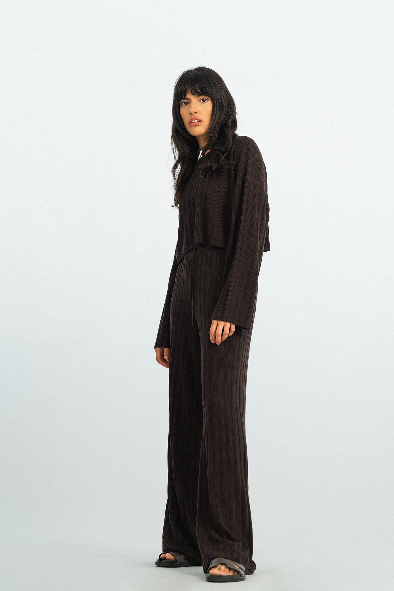 Hose Romy in Dunkelbraun seitlich by VIVAL.STUDIO
