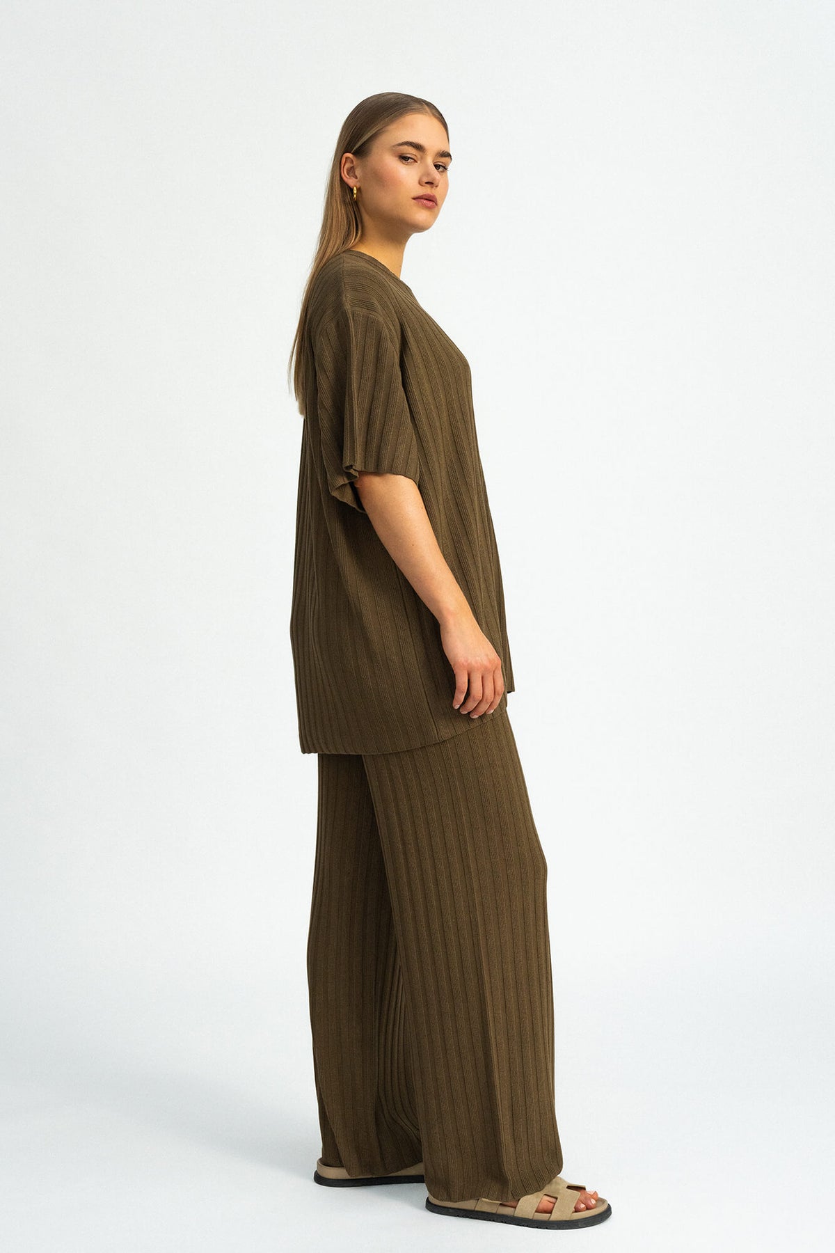 Hose Romy in Mud von der Seite by VIVAL.STUDIO