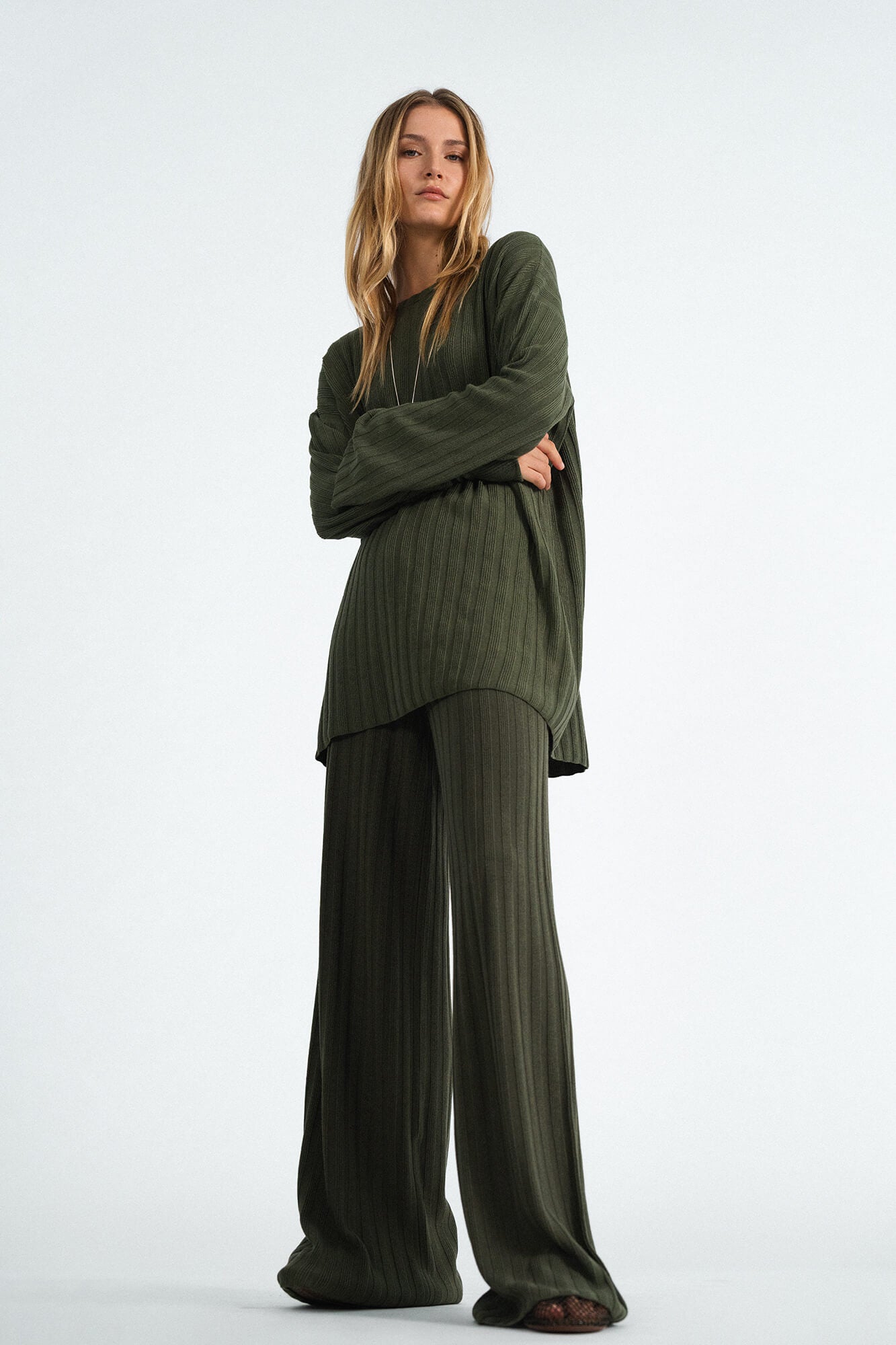 Hose Romy in Oliv von vorne by VIVAL.STUDIO