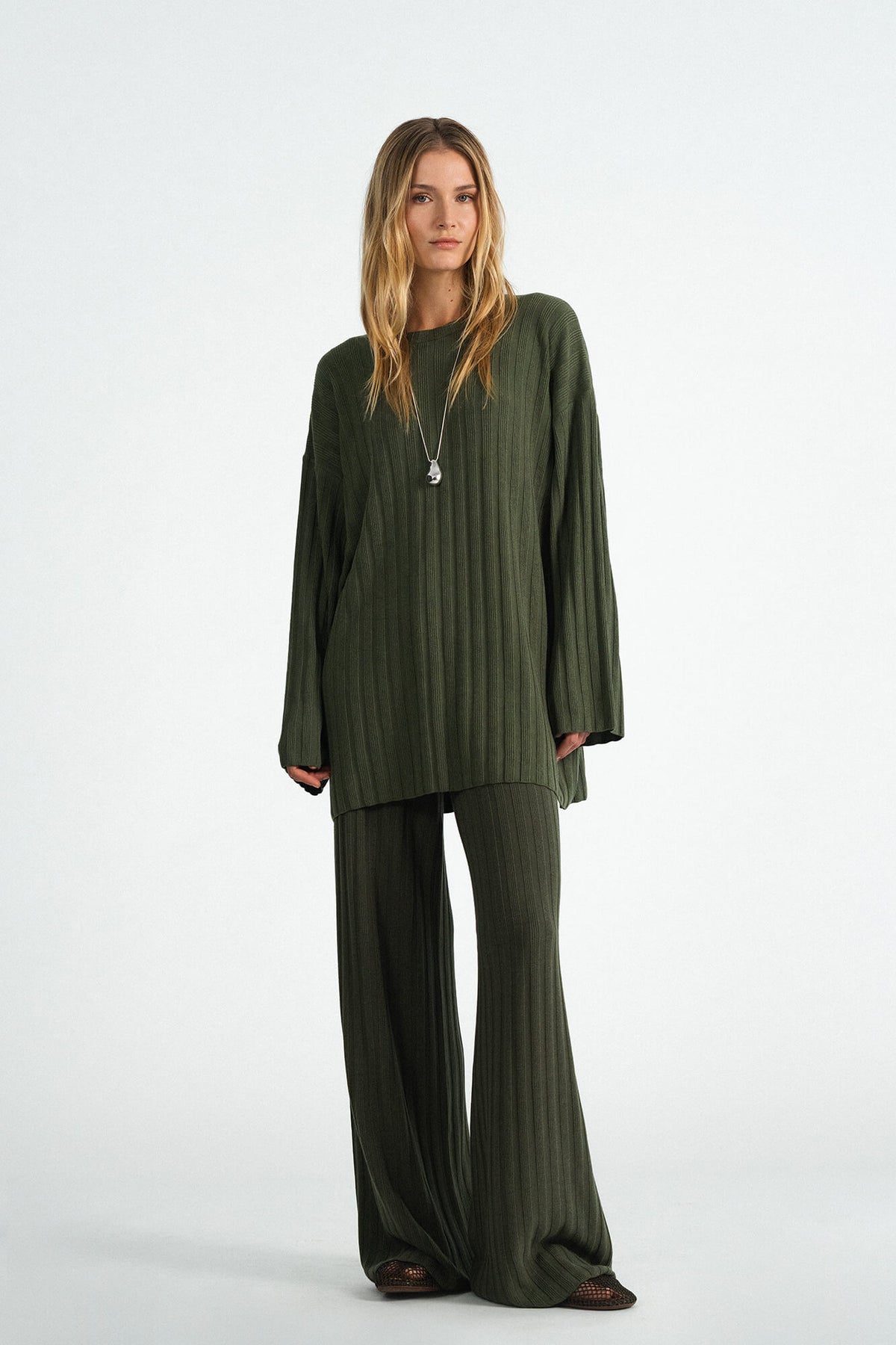 Hose Romy in Oliv von vorne by VIVAL.STUDIO