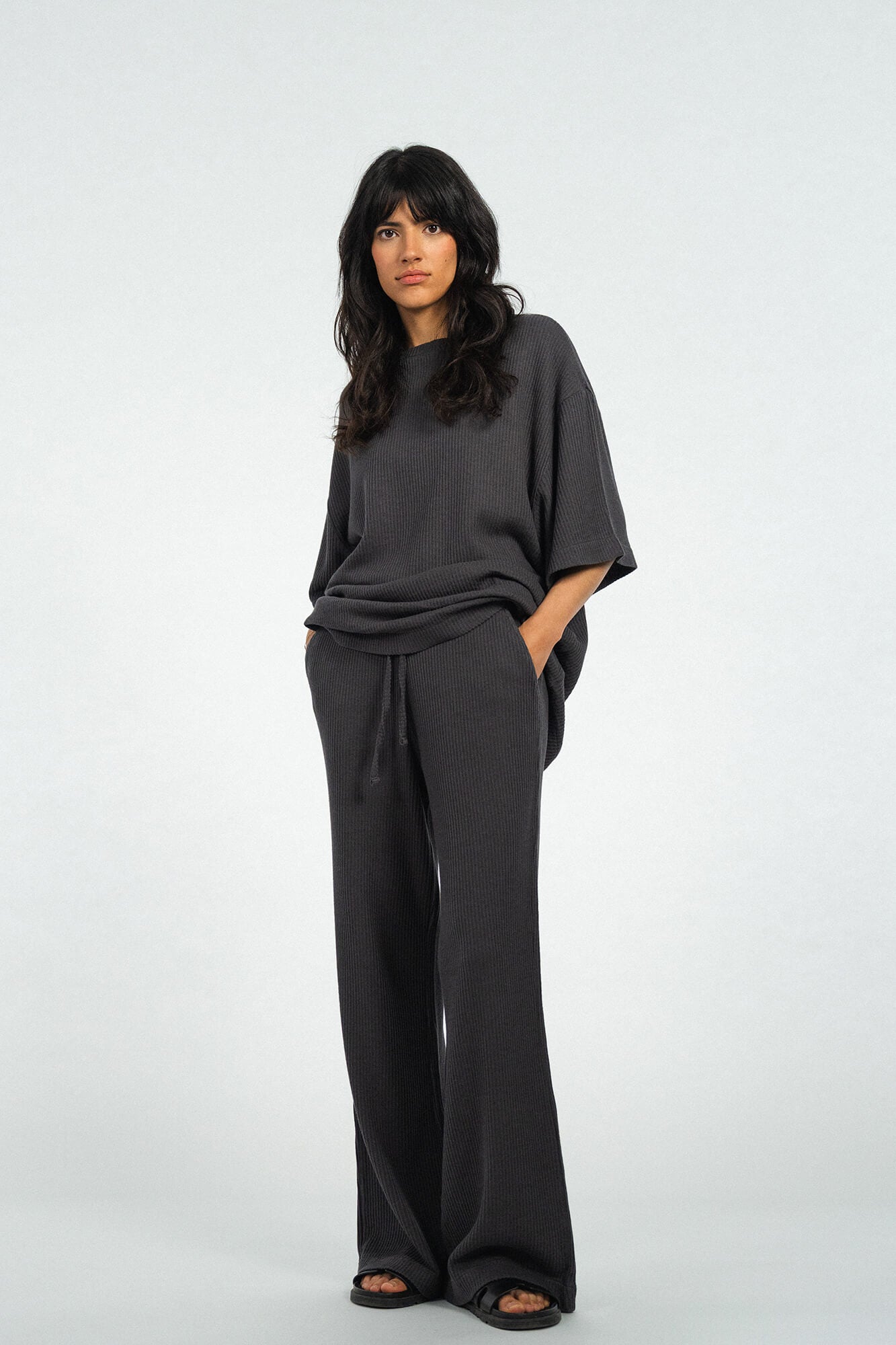 Hose Skye in Asphalt von vorne by VIVAL.STUDIO