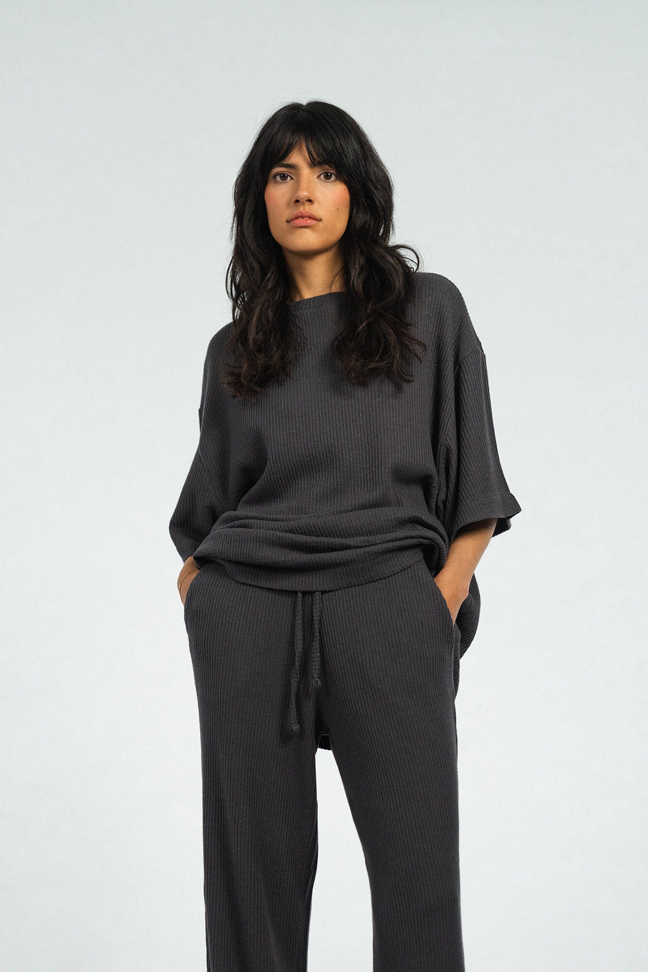 Hose Skye in Asphalt von vorne by VIVAL.STUDIO