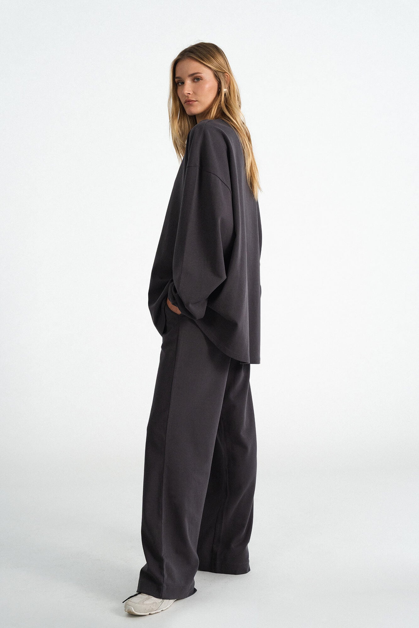 Hose Sue in Asphalt von der Seite by VIVAL.STUDIO