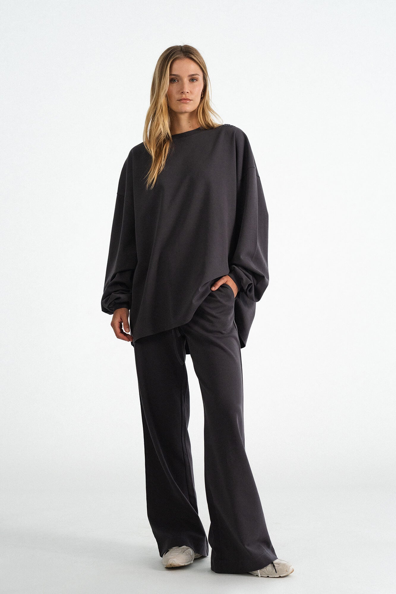 Hose Sue in Asphalt von vorne by VIVAL.STUDIO