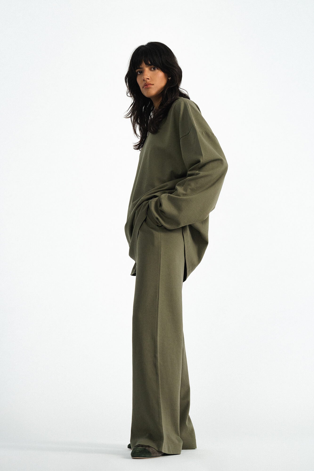 Hose Sue in Oliv von der Seite by VIVAL.STUDIO