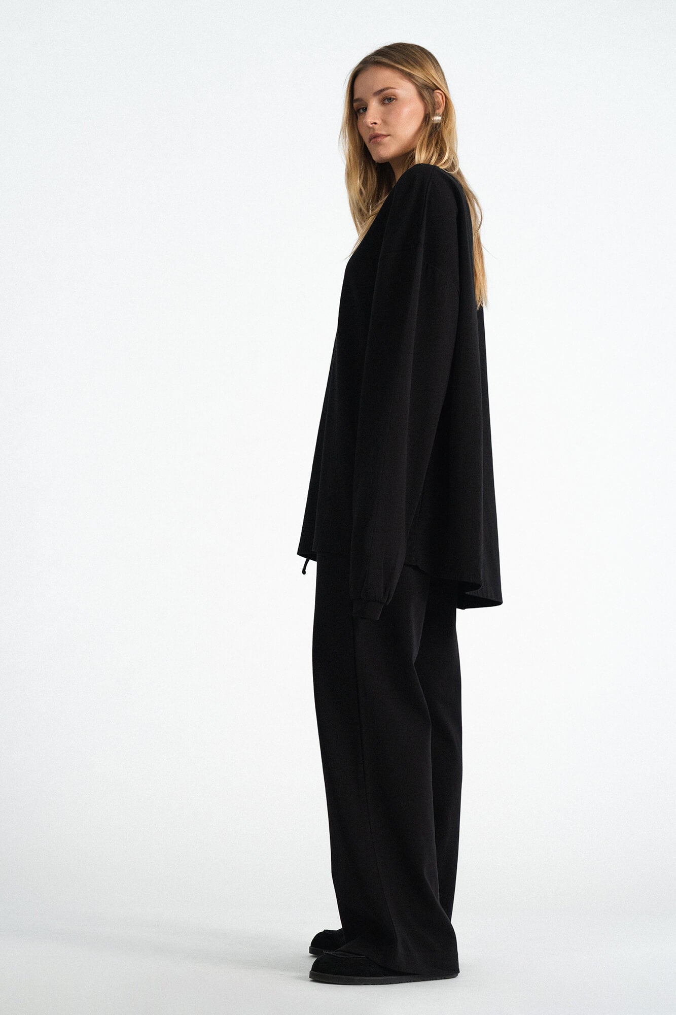 Hose Sue in Schwarz von der Seite by VIVAL.STUDIO