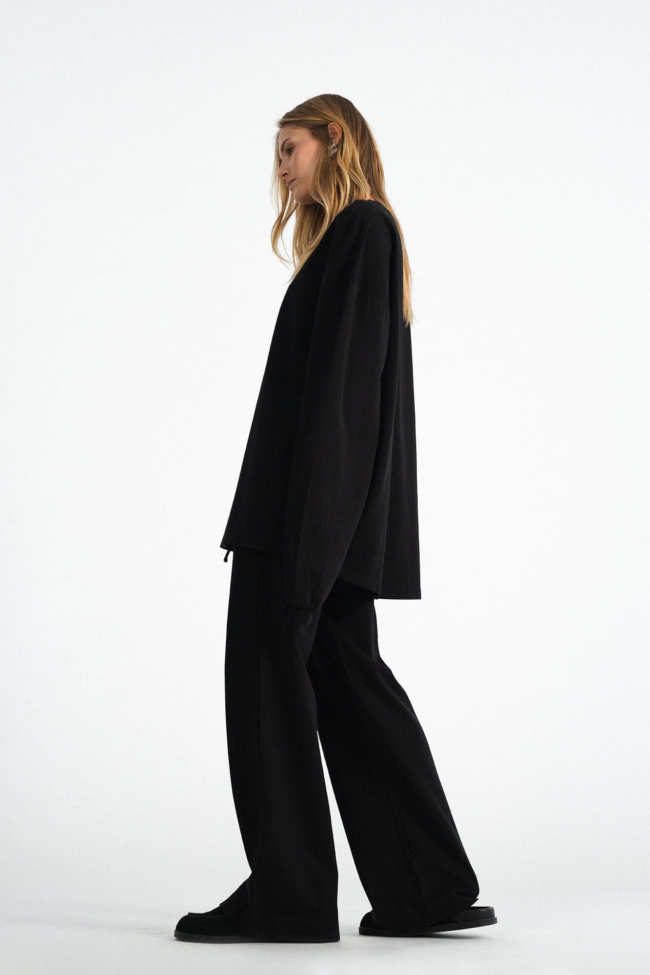 Hose Sue in Schwarz von der Seite by VIVAL.STUDIO