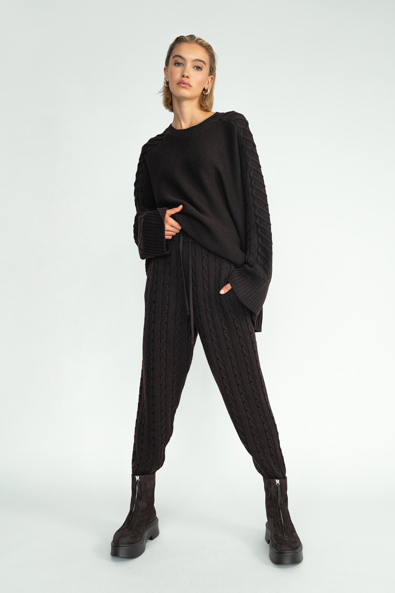 Hose Daisy in Dunkelbraun von vorne by VIVAL.STUDIO