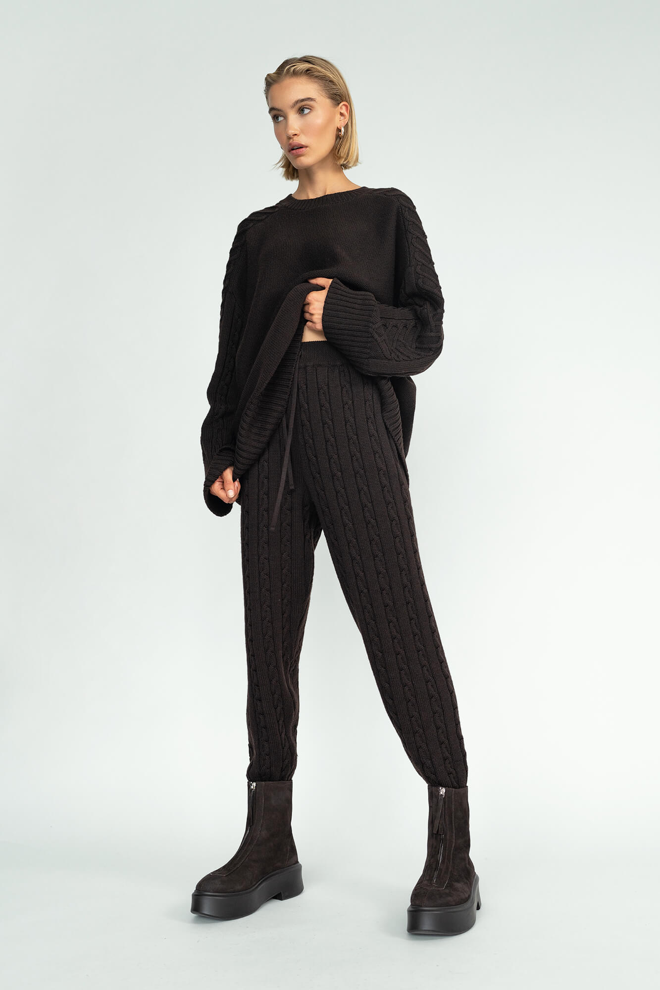 Hose Daisy in Dunkelbraun von vorne by VIVAL.STUDIO