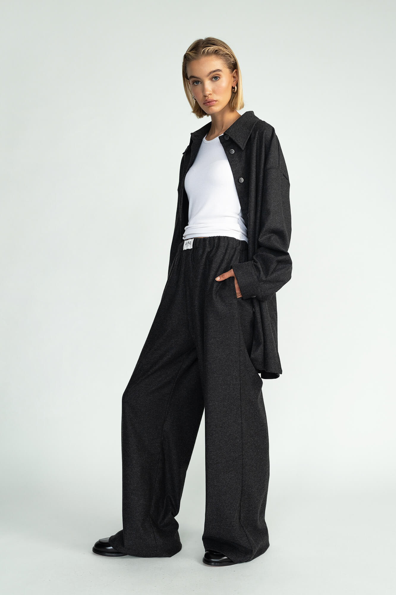 Hose Hana in Anthrazit von vorne by VIVAL.STUDIO