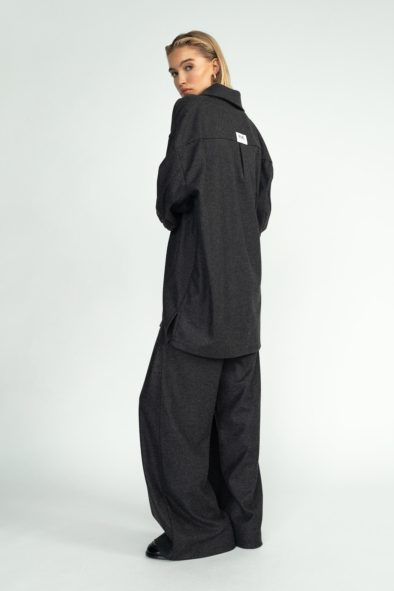 Hose Hana in Anthrazit von hinten by VIVAL.STUDIO