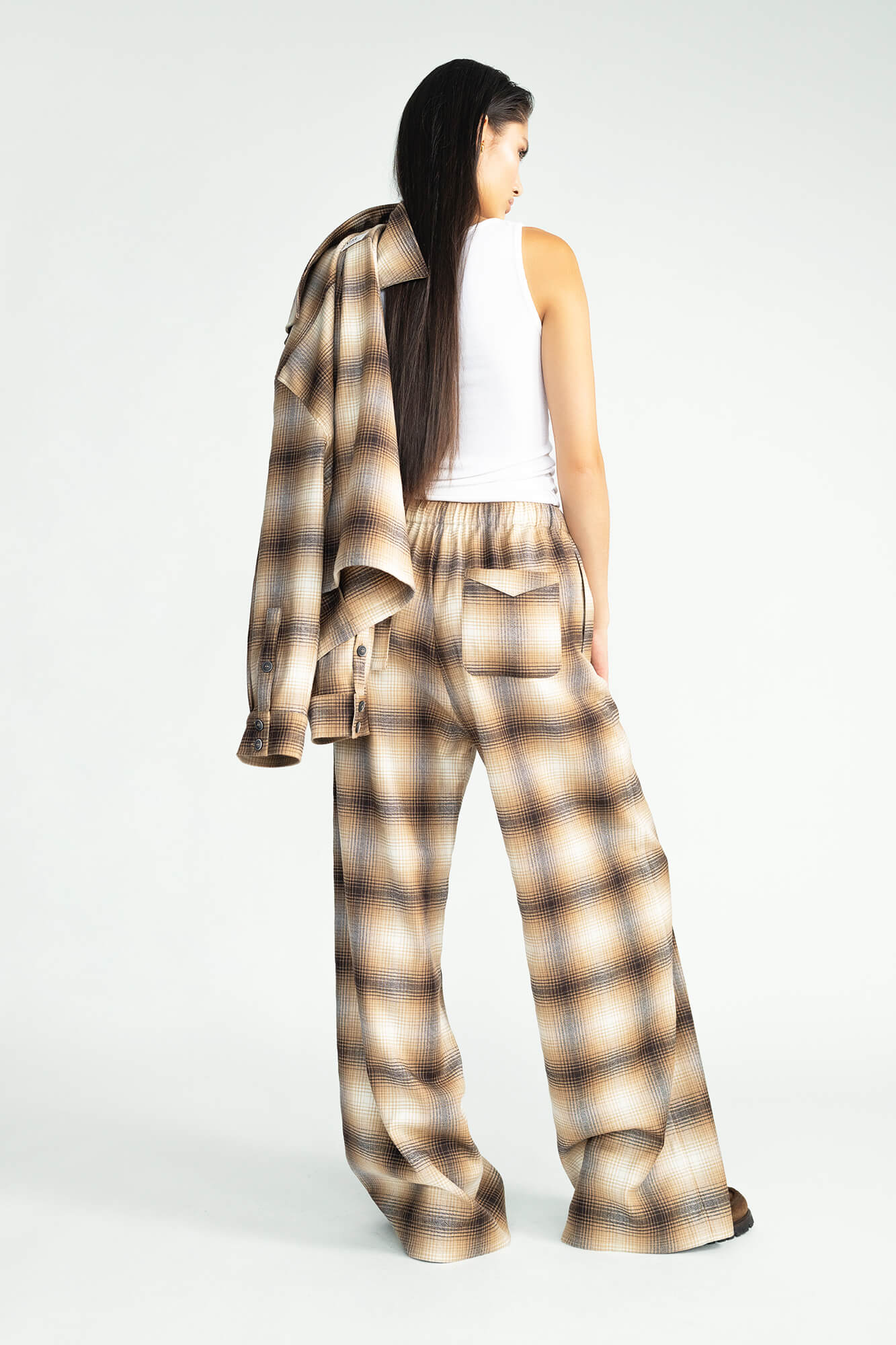 Hose Hana in Cognac von hinten by VIVAL.STUDIO