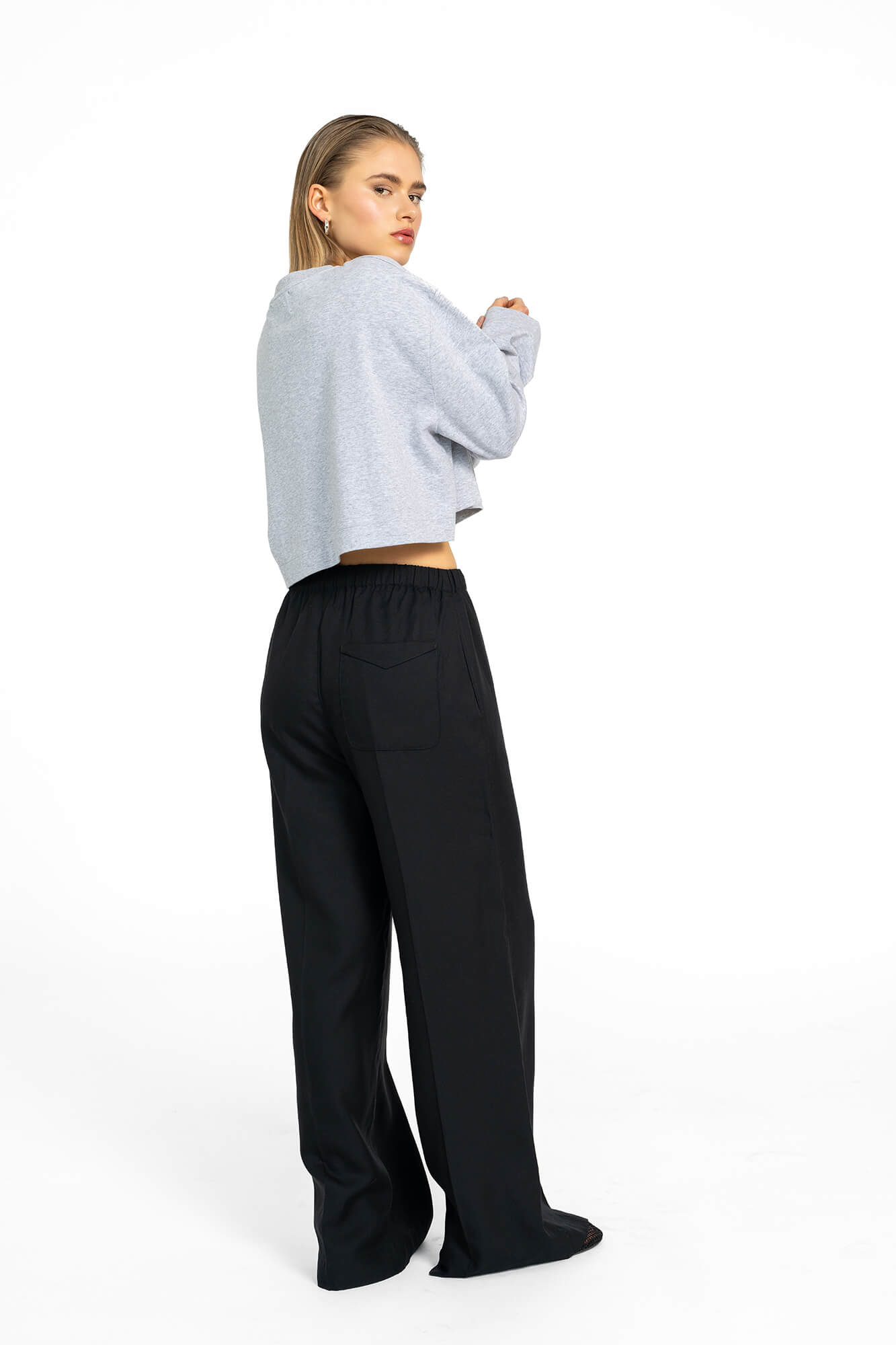 Hose Hana in Schwarz by VIVAL.STUDIO