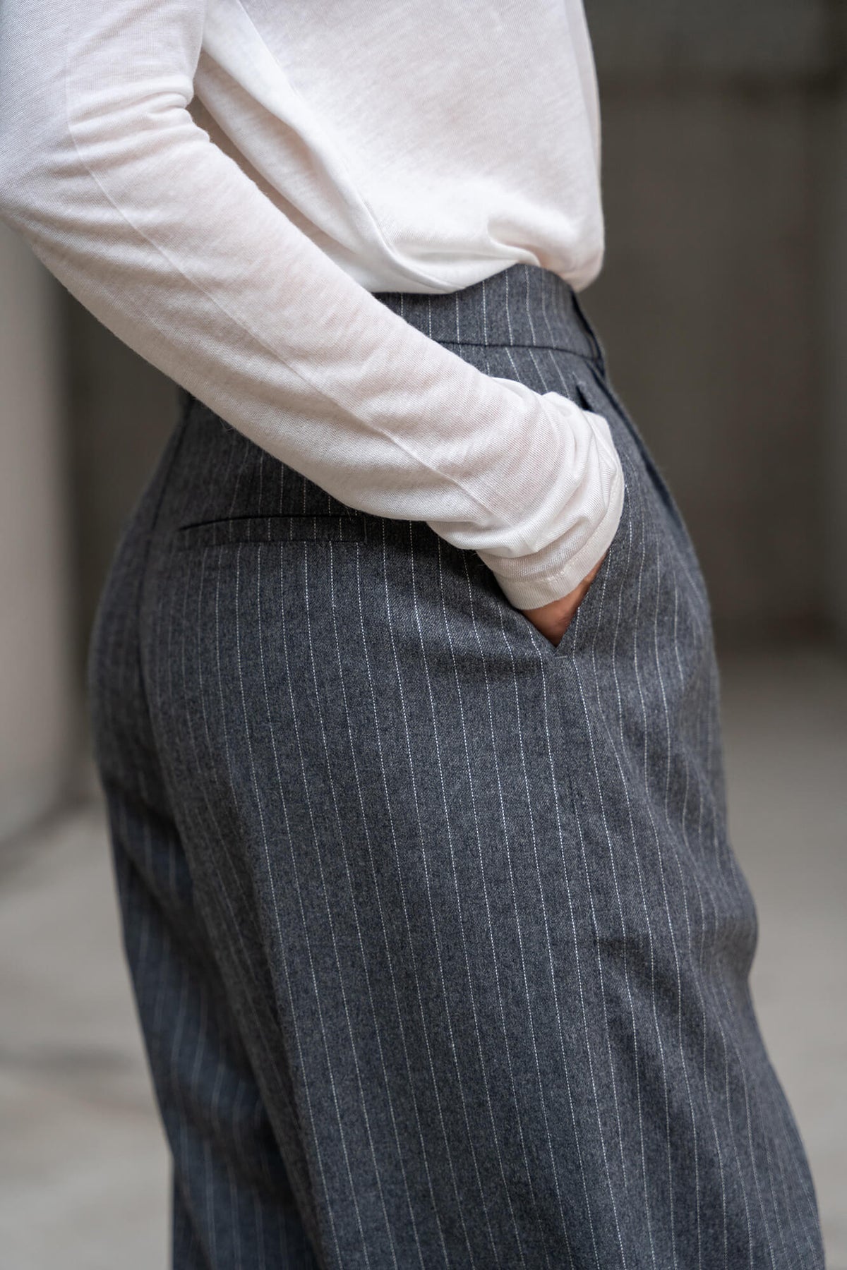 Hose Mabel in grau mit Nadelstreifen by VIVAL.STUDIO