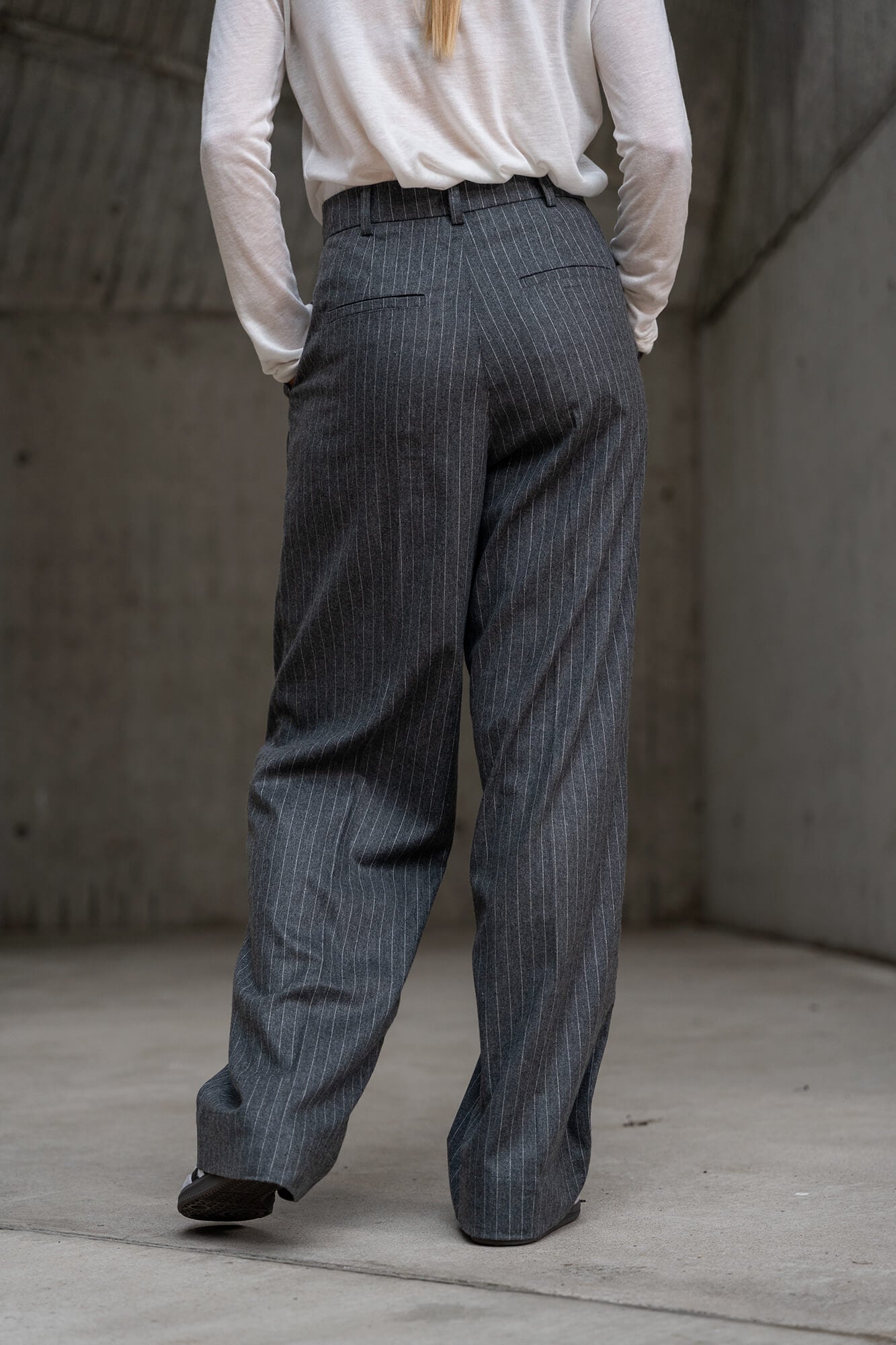 Hose Mabel in grau mit Nadelstreifen by VIVAL.STUDIO