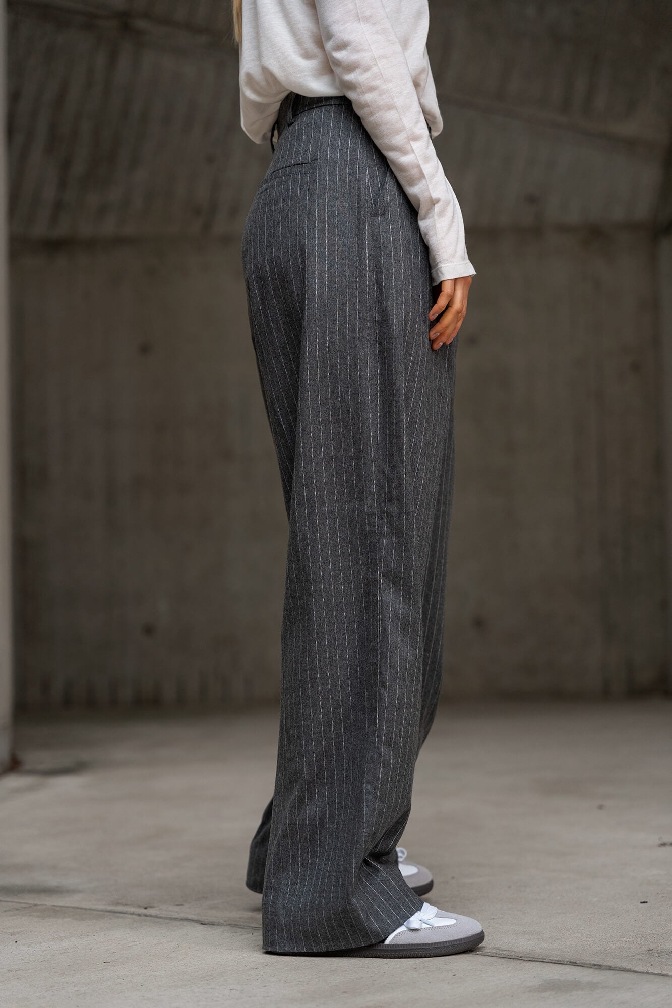 Hose Mabel in grau mit Nadelstreifen by VIVAL.STUDIO