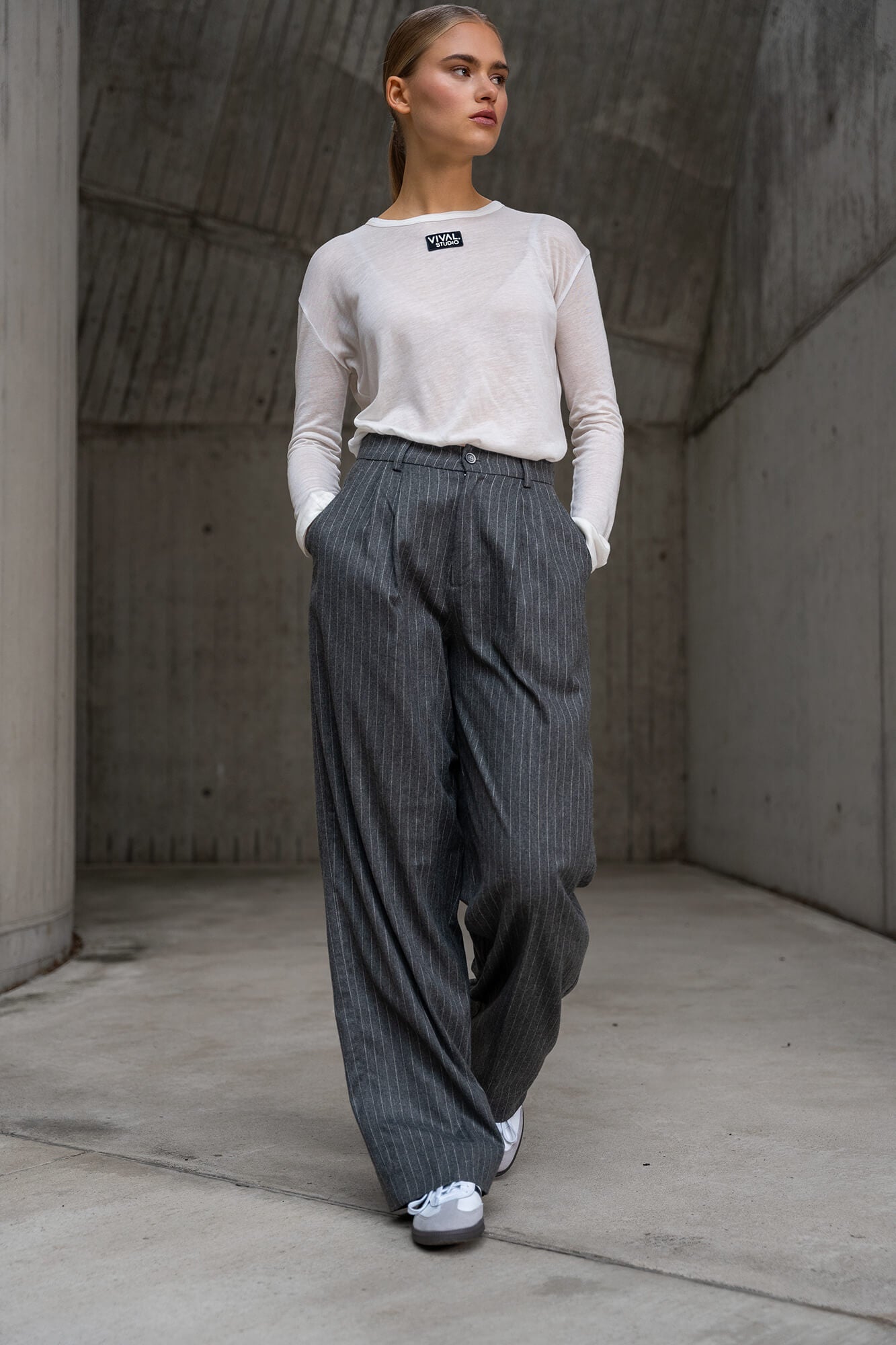 Hose Mabel in grau mit Nadelstreifen by VIVAL.STUDIO