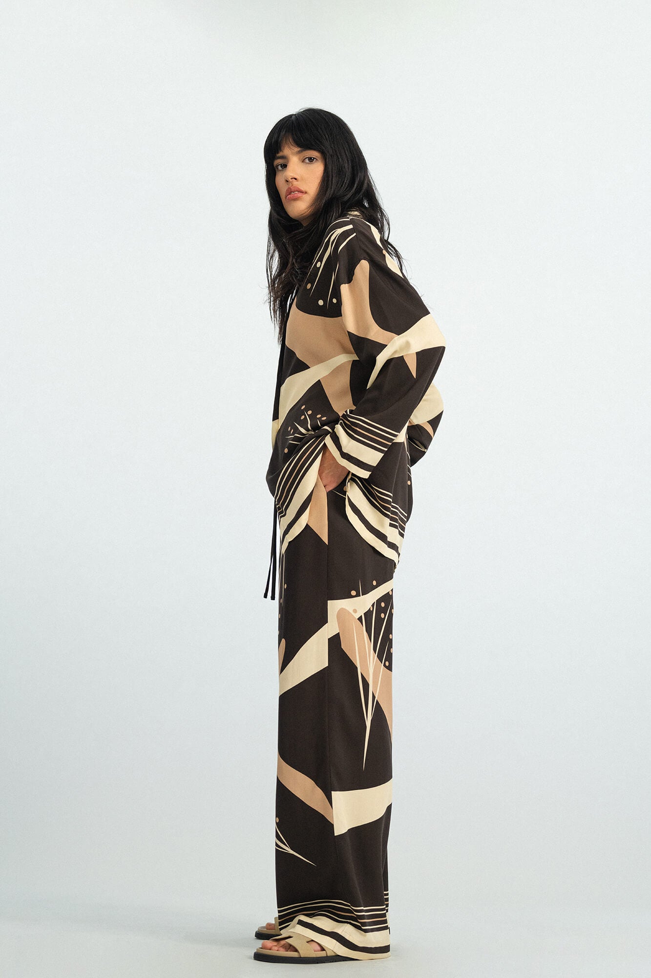 Hose Pina in Dunkelbraun Butter Mocca seitlich by VIVAL.STUDIO