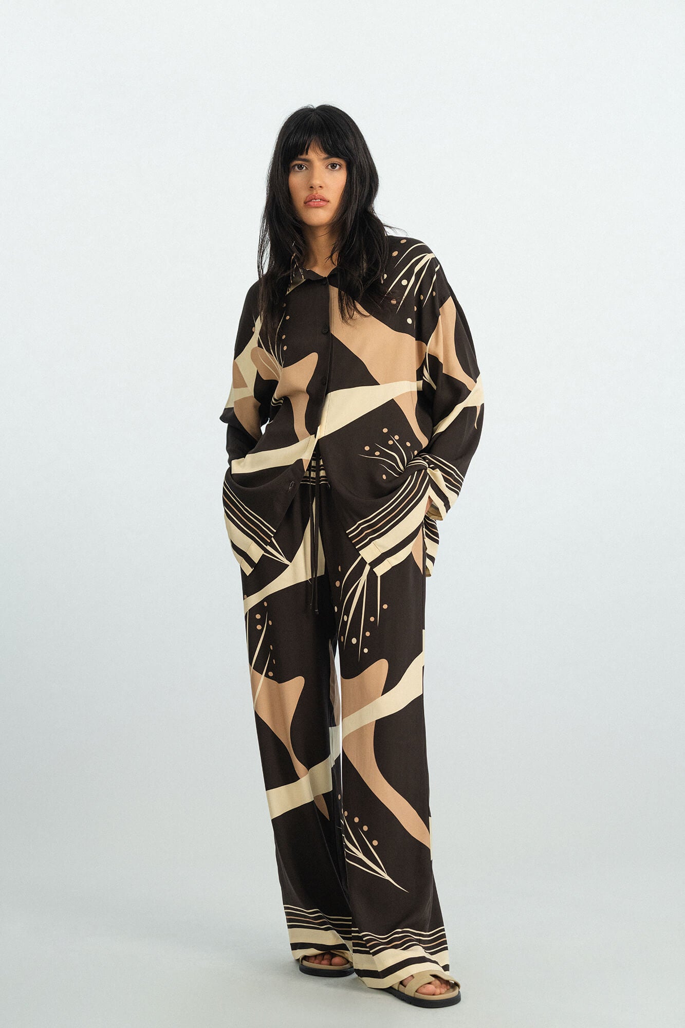 Hose Pina in Dunkelbraun Butter Mocca von vorne by VIVAL.STUDIO