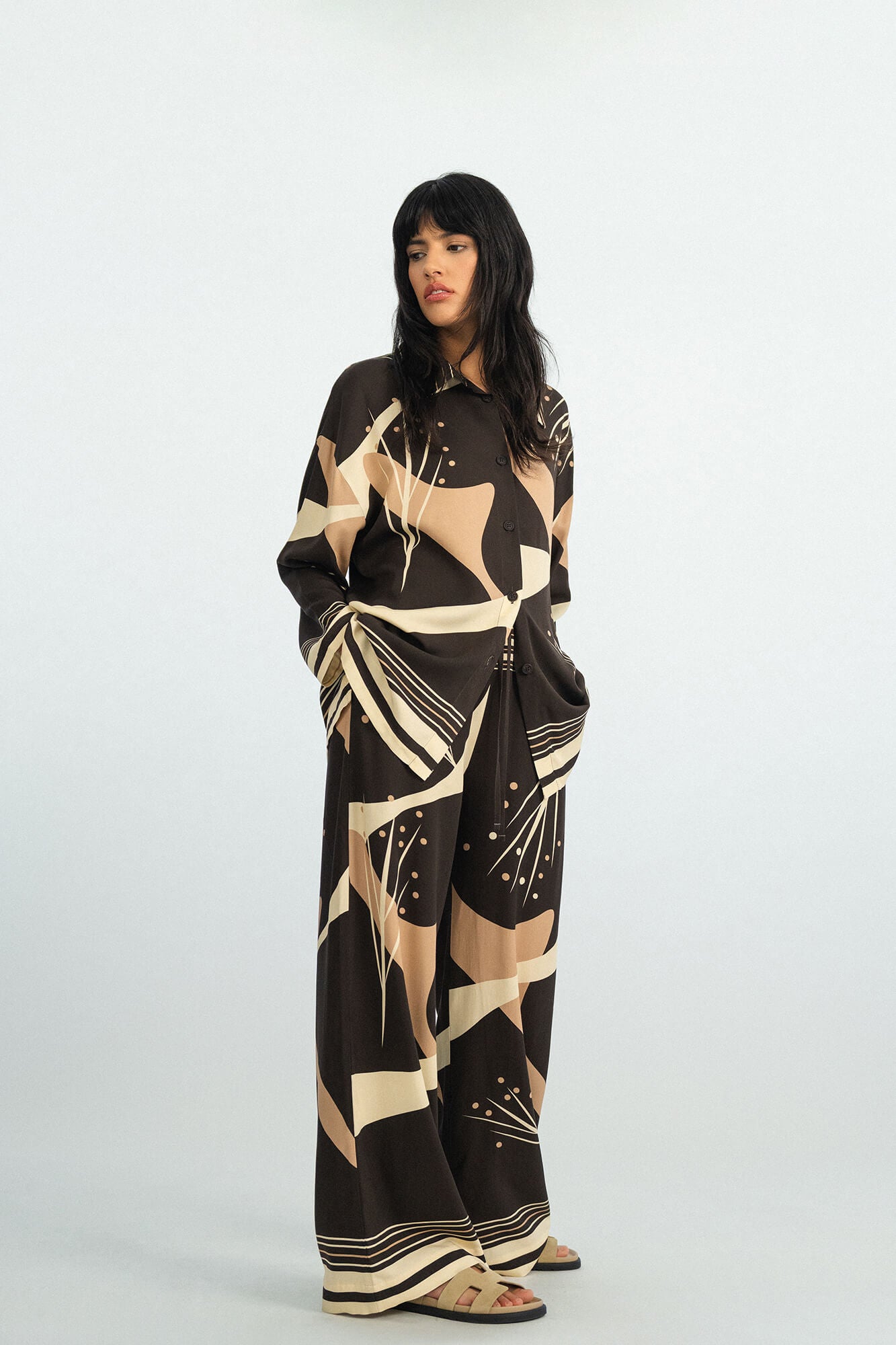 Hose Pina in Dunkelbraun Butter Mocca seitlich by VIVAL.STUDIO