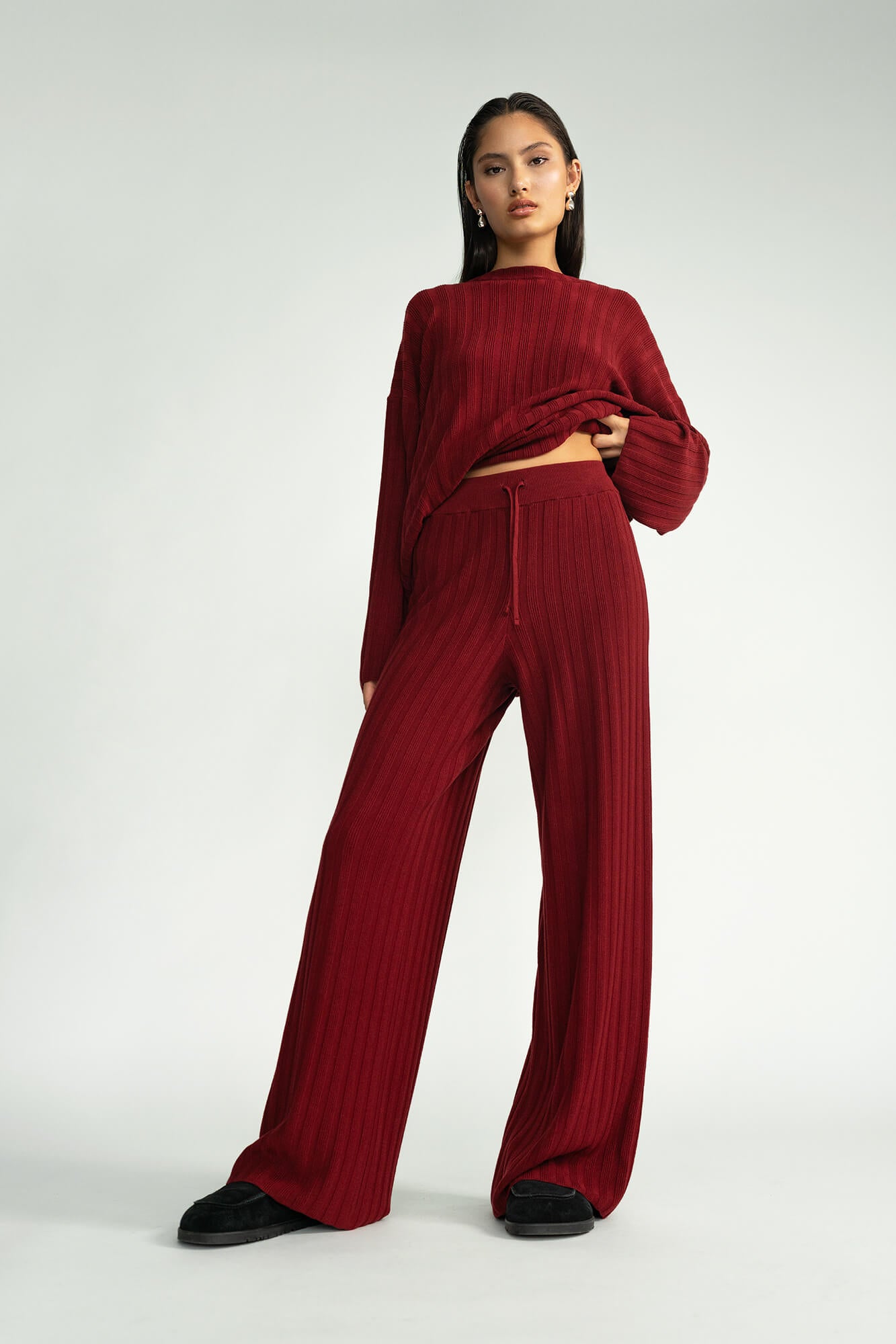 Hose Romy in Burgundy von vorne by VIVALStudio