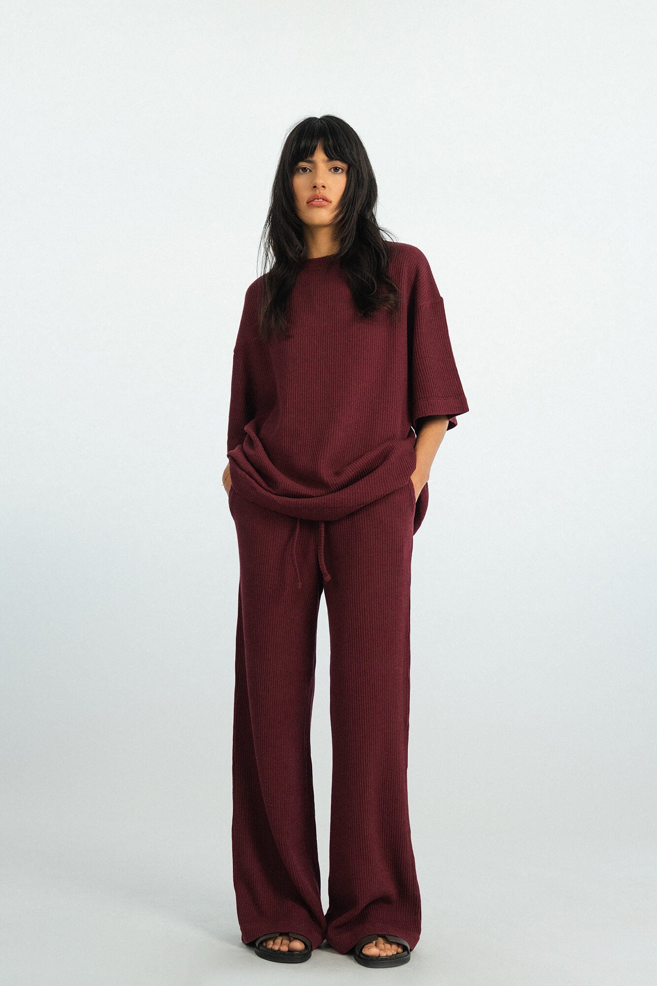 Hose Skye in Burgundy von vorne by VIVAL.STUDIO