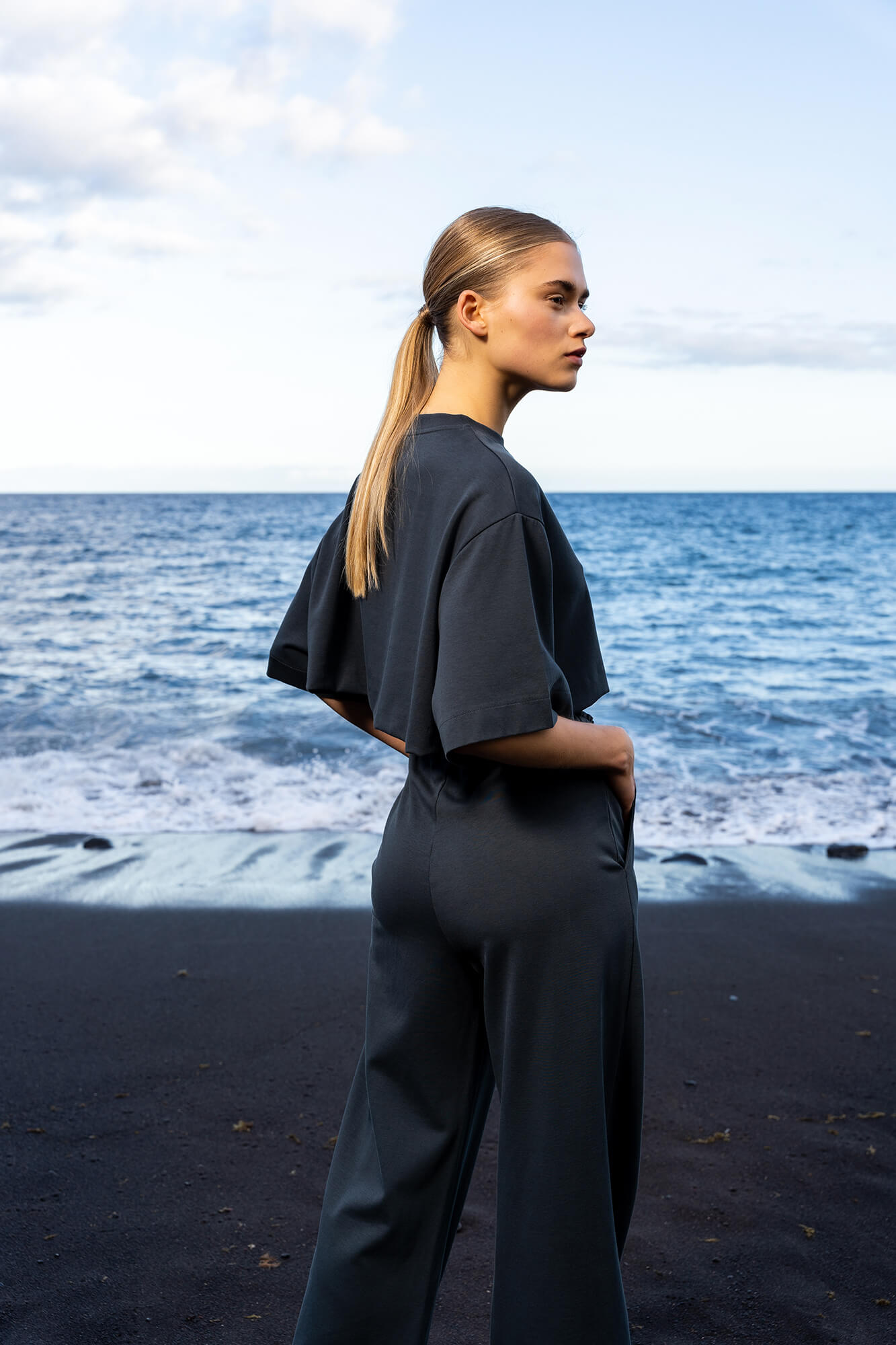Hose Sue in anthrazit by VIVAL.STUDIO