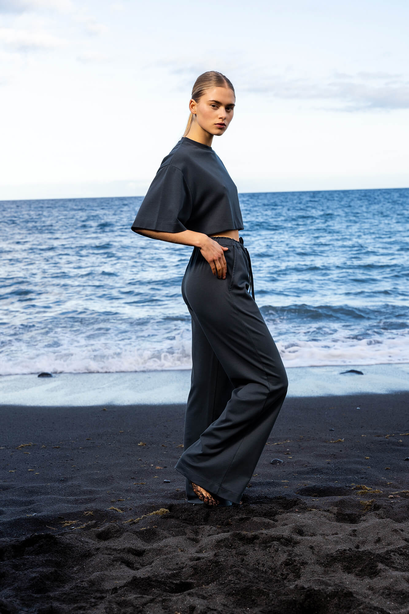 Hose Sue in anthrazit by VIVAL.STUDIO