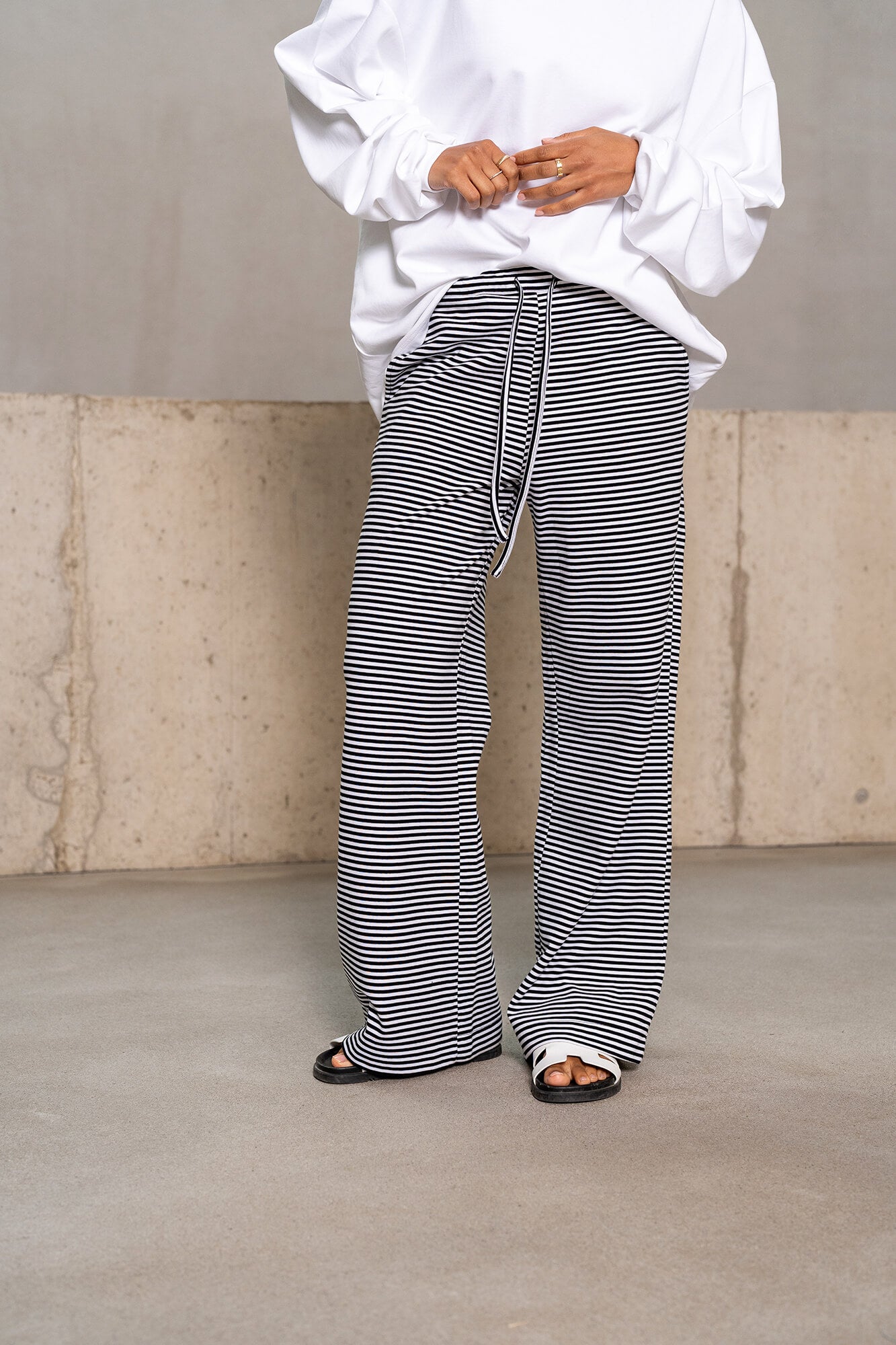 Hose Sue in schwarz-weiß by VIVAL.STUDIO
