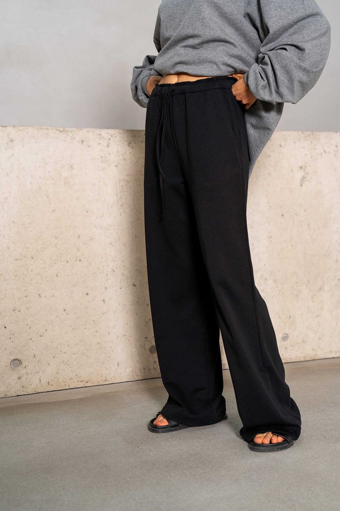 Hose Sue in schwarz by VIVAL.STUDIO