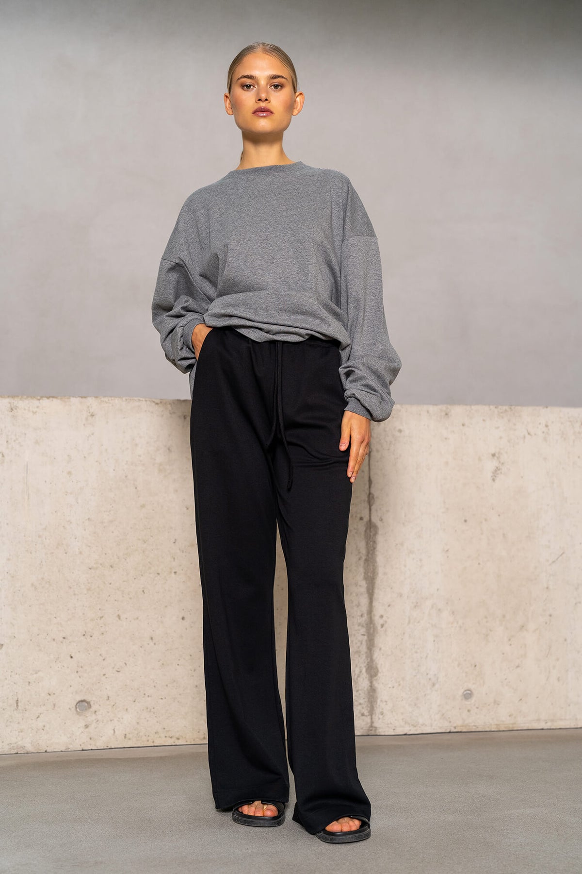 Hose Sue in Schwarz by VIVAL.STUDIO